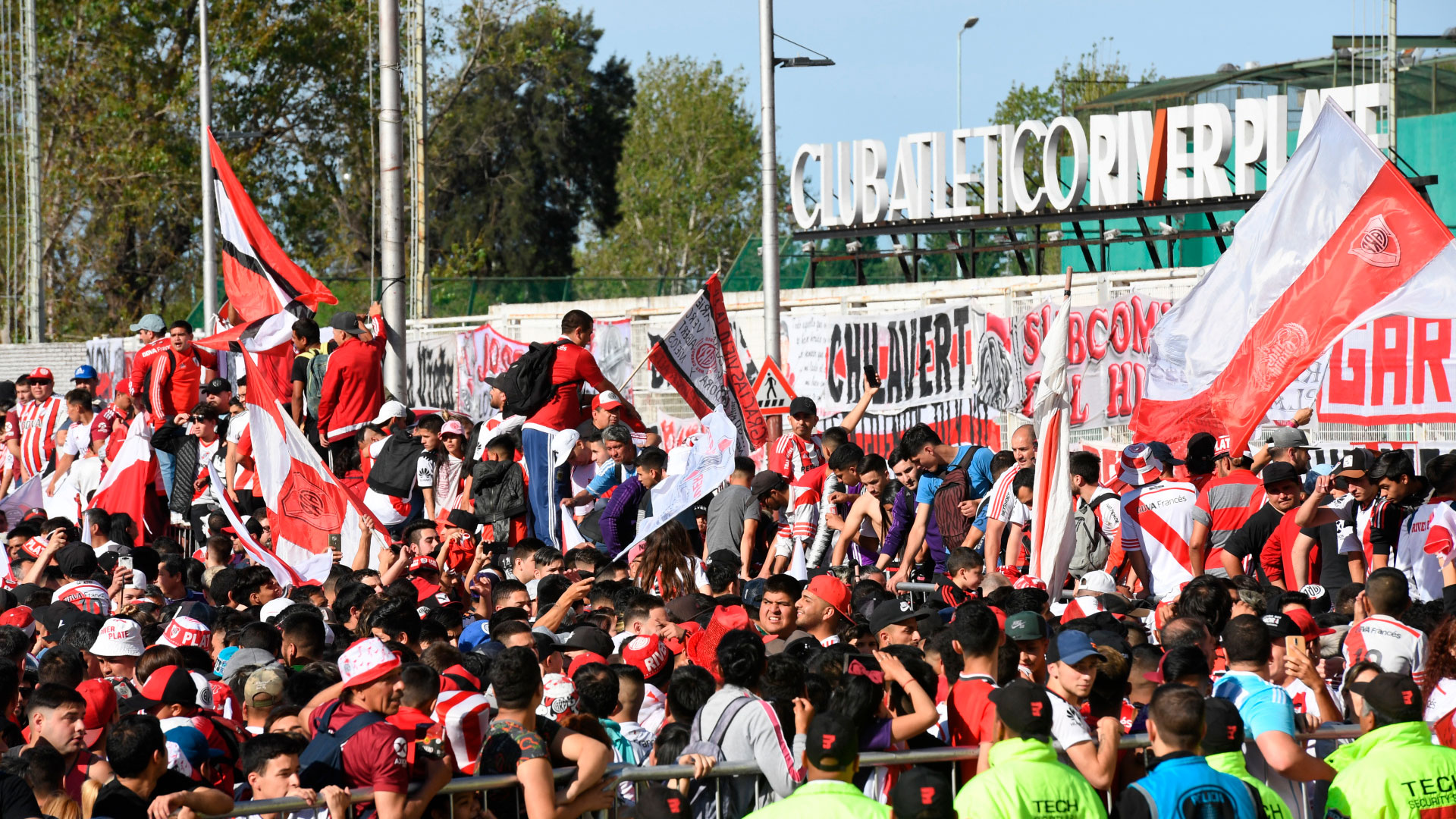 Los jugadores concentraron el lunes por la noche en el Monumental y desde ahí partirán hacia la Bombonera