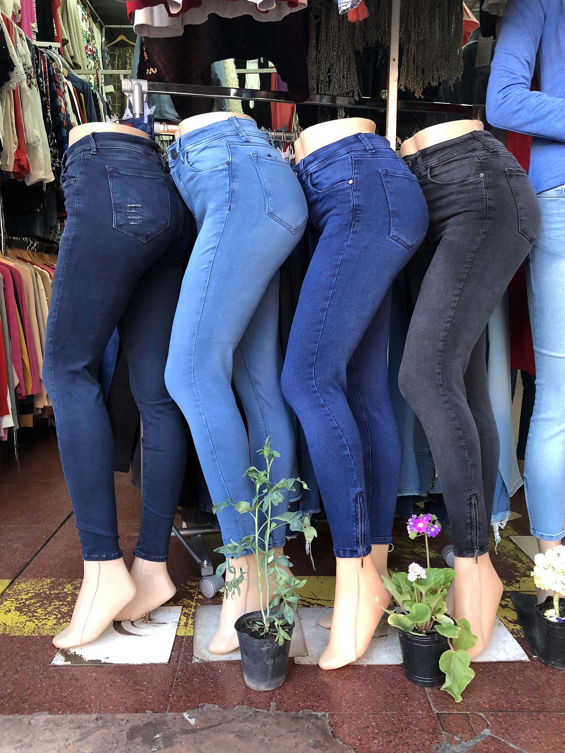 Los maniquíes bailando decoran la entrada a una feria de ropa en la intersección de las avenidas Dorrego y Corrientes.