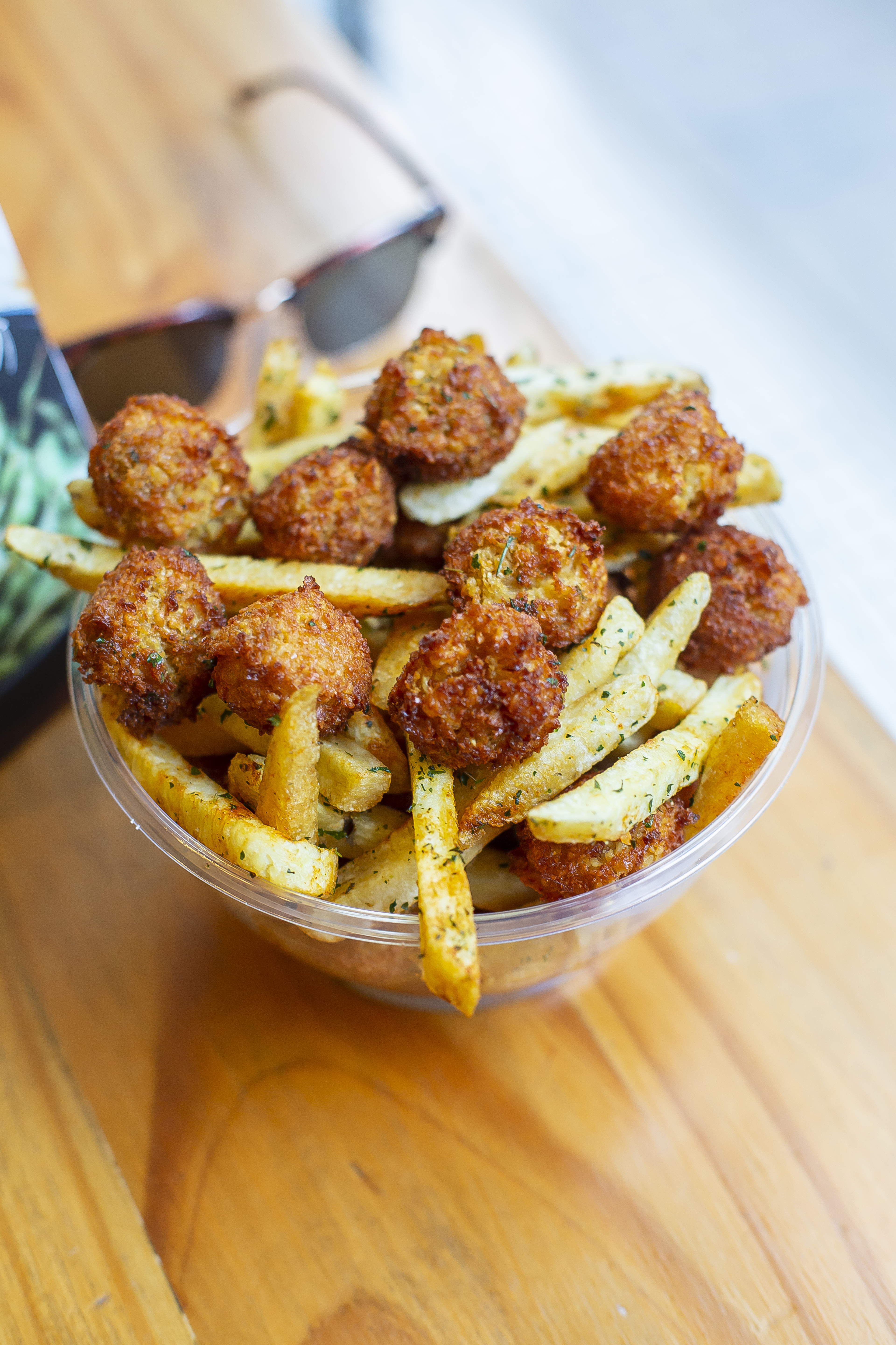 Bowl de falafel, la estrella de la casa y papas fritas, el plato más pedido (Foto @Gulatotal)