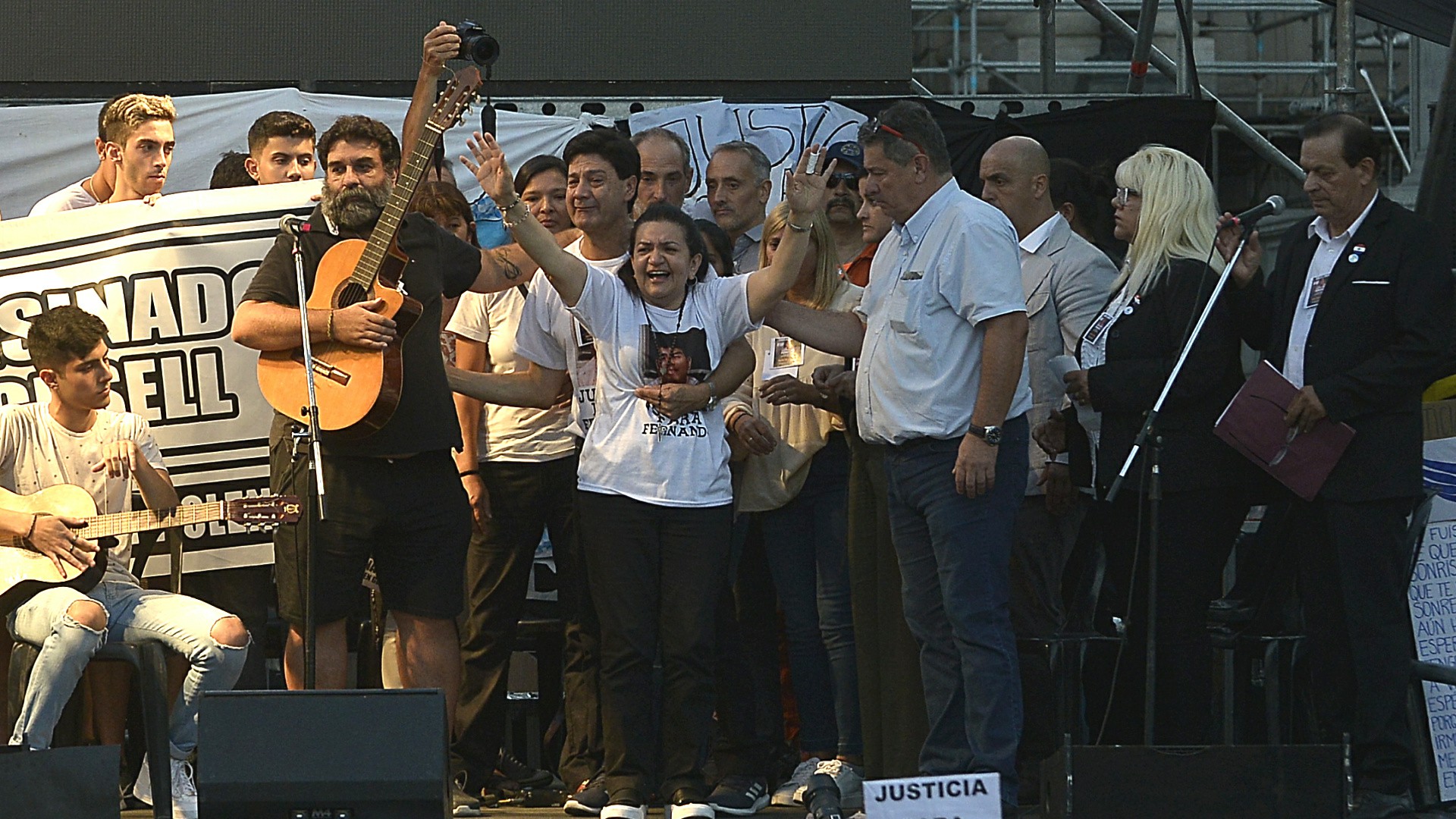 La mamá de Fernando dio un emotivo discurso y sus amigos cantaron una canción de Victor Heredia en su honor
