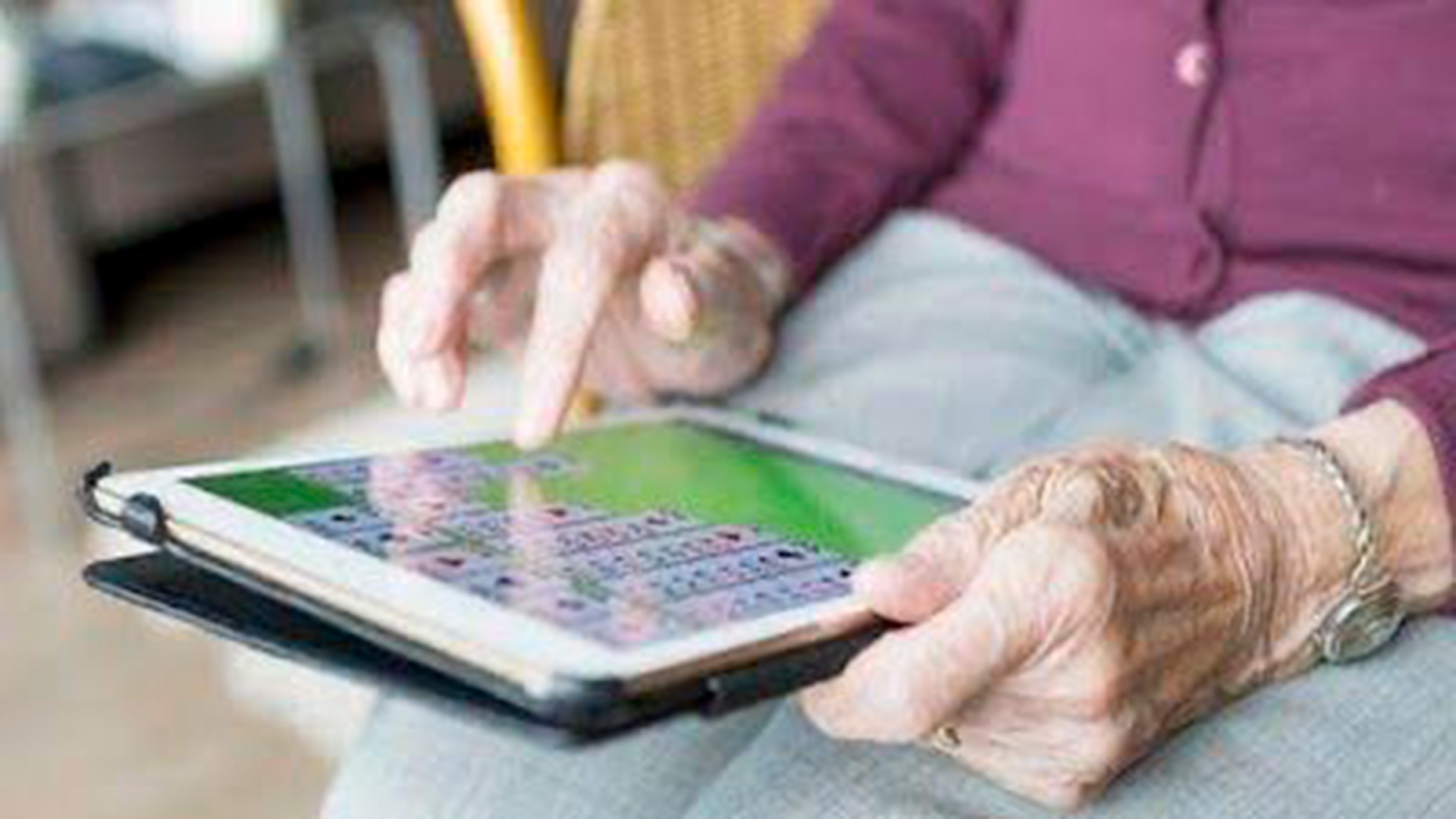 Jugar al solitario puede ser también una de las actividades de distracción para los adultos mayores.