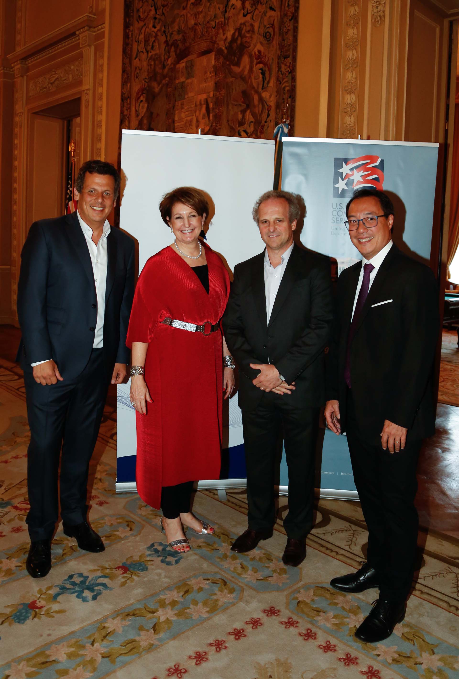 Francisco Barreto, vicepresidente de Asuntos Externos y Regulatorios de DirecTV Argentina; MaryKay Carlson, Roberto Alexander y Gabriel Sakata, country manager de Cisco Argentina, Paraguay y Uruguay