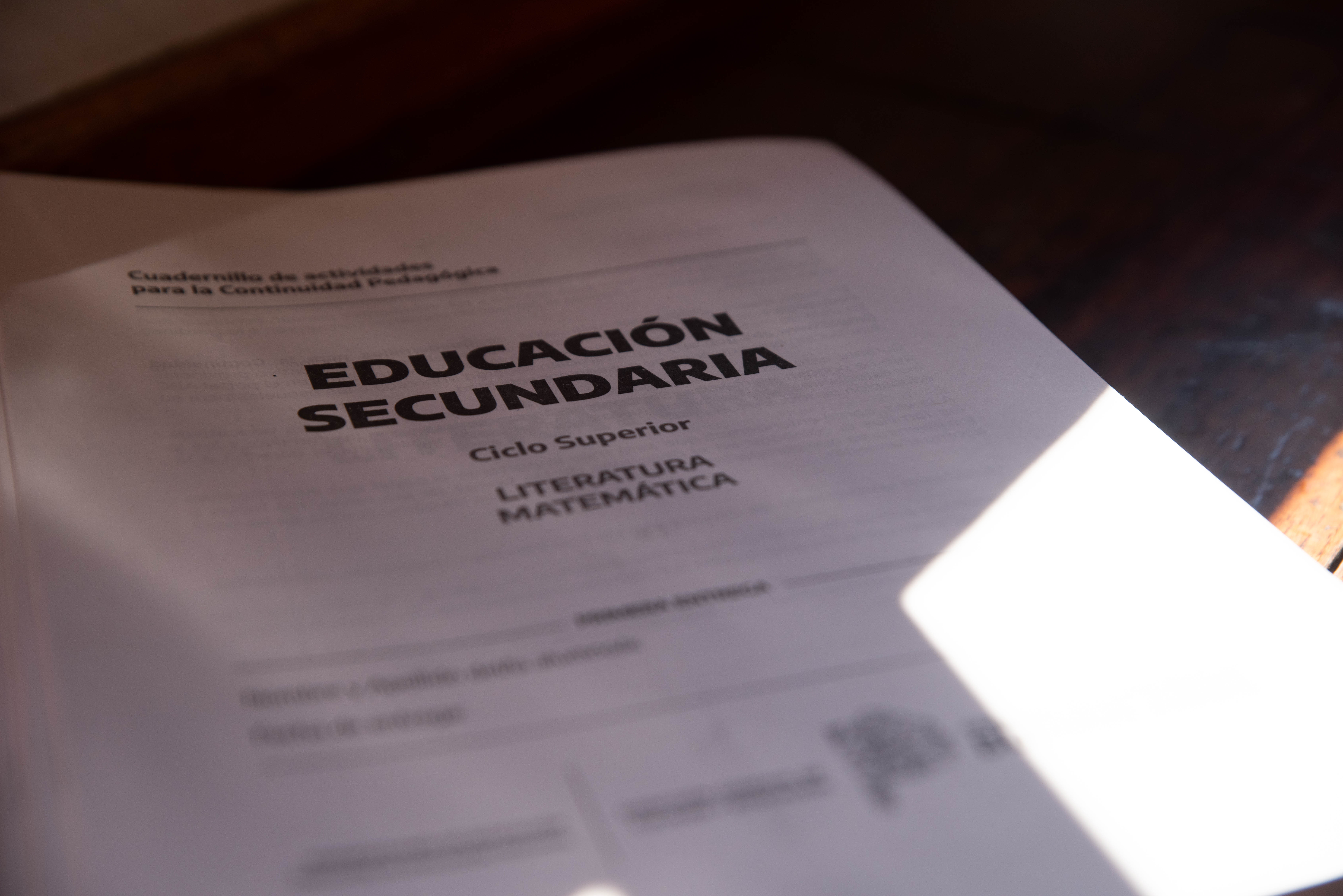 El gobierno entregó un cuadernillo con actividades de las materias Matemática y Prácticas del Lenguaje para los chicos de 4°, 5° y 6° año de las escuelas secundarias.