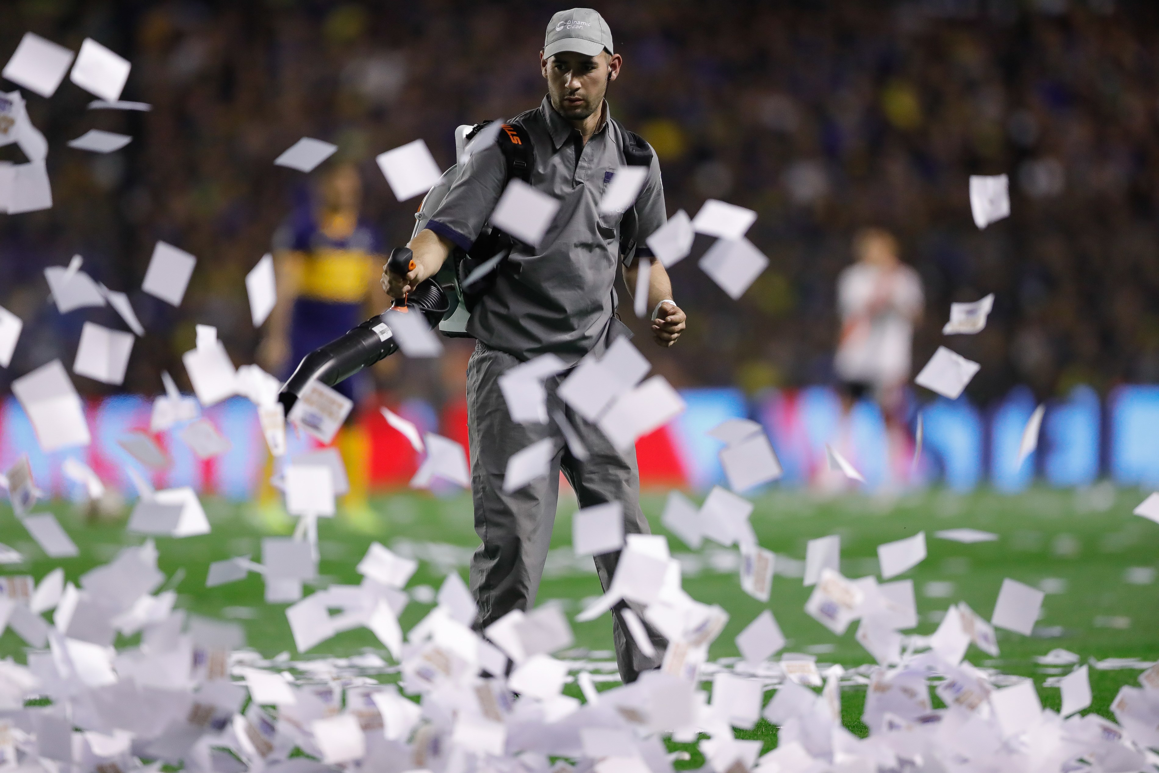 El inicio del partido se demoró más de 15 minutos por la cantidad de papelitos dentro del campo de juego