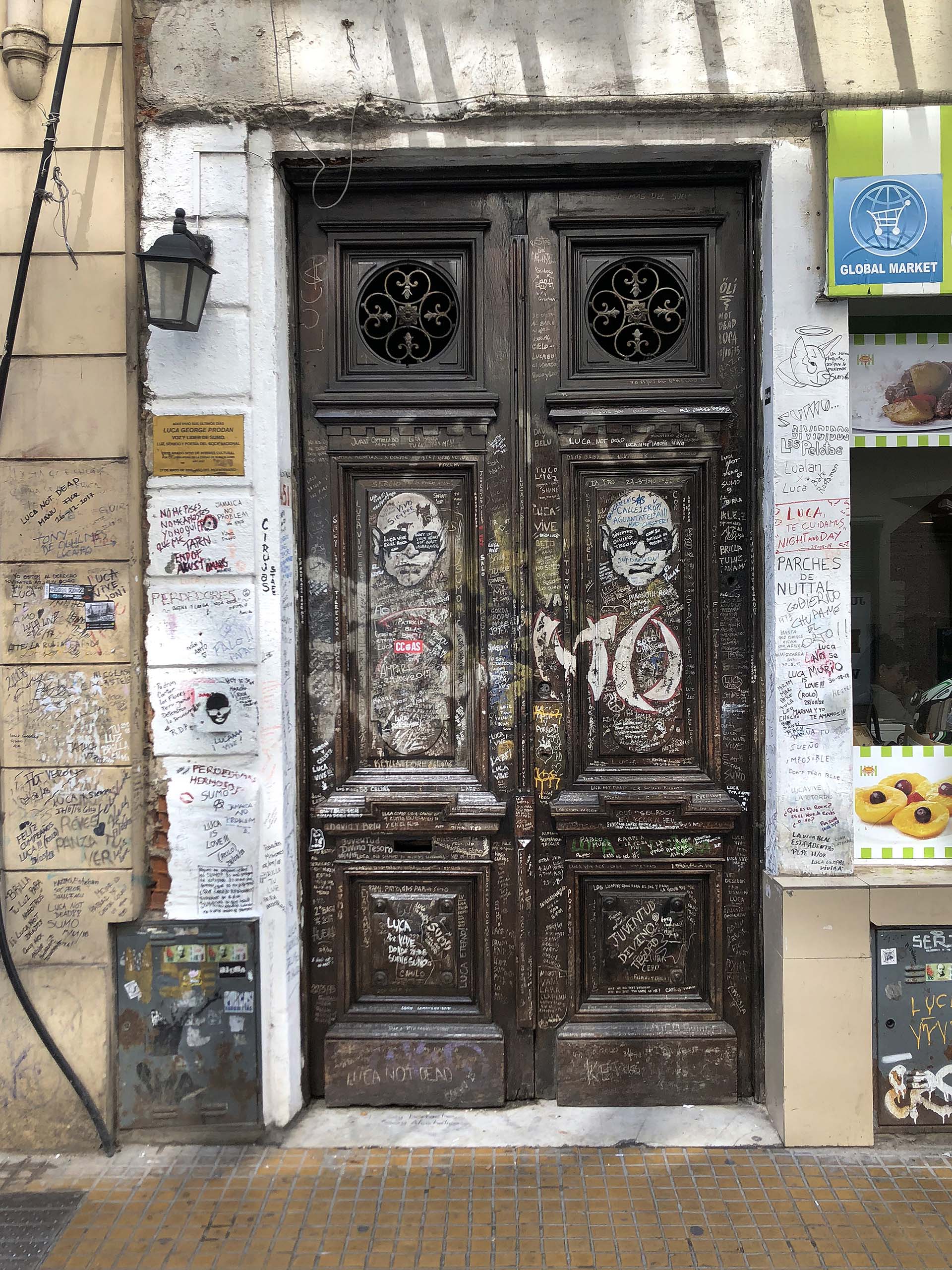 Siendo fanático de Sumo, Vernazza nunca los pudo ver en vivo. Hace poco descubrió una puerta perdido en la selva del centro porteño: la puerta de la casa donde murió Luca, en la calle Alsina 451.