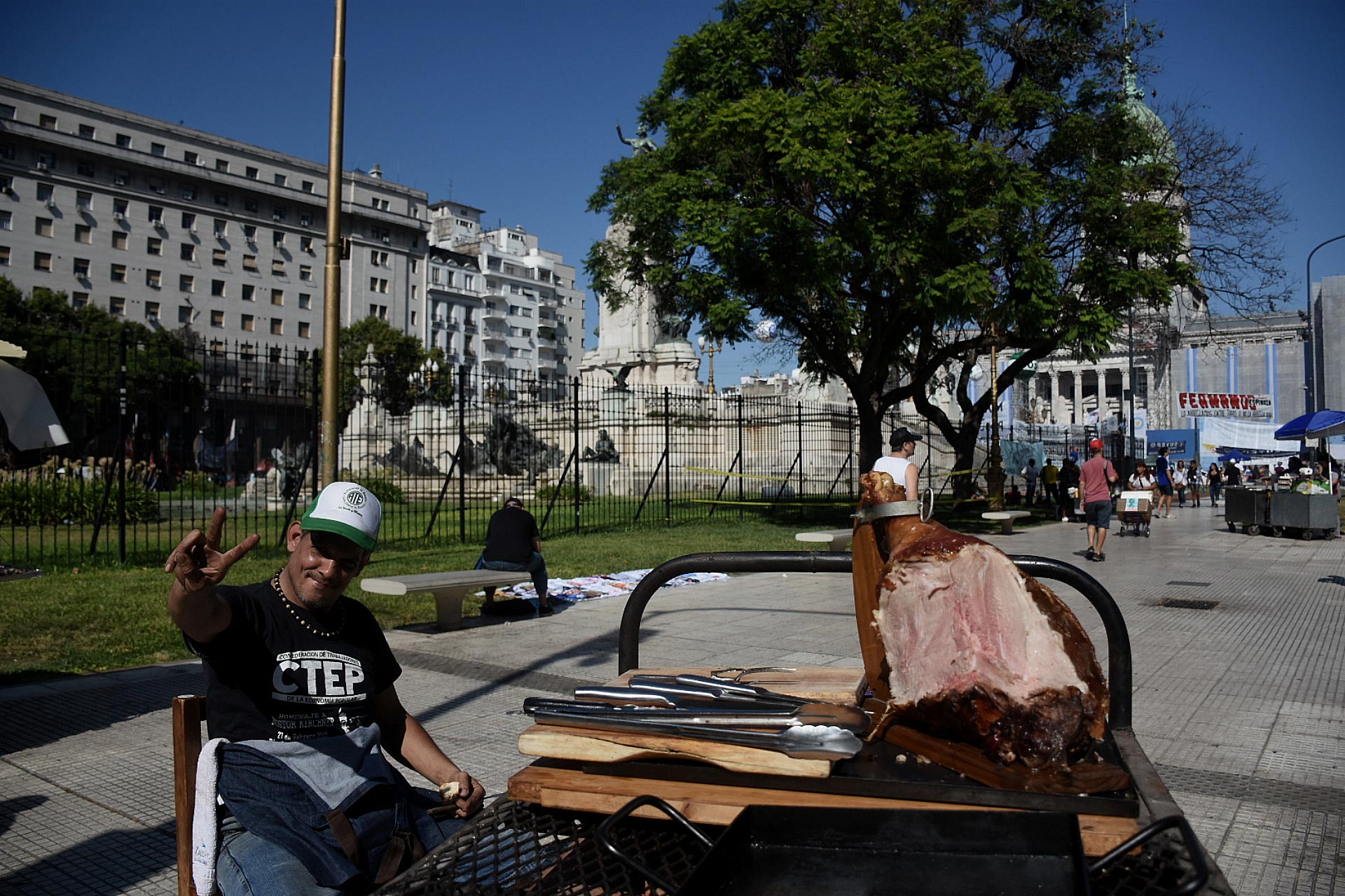 A partir de las diez de la mañana, militantes kirchneristas comenzaron a llegar a la Plaza del Congreso para seguir el discurso de Alberto Fernández y apoyar al gobierno nacional
