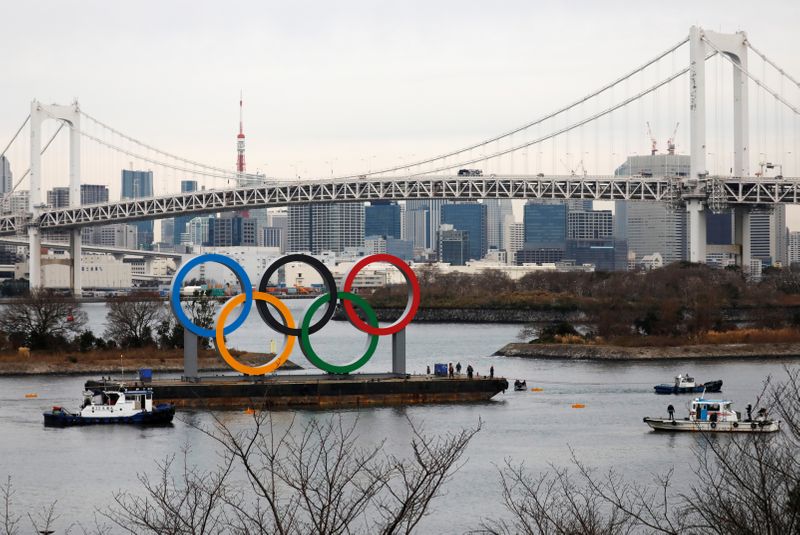 La costanera de Rainbow Bridge exhibe unos aros olímpicos gigantes antes de la ceremonia oficial de los Juegos Tokio 2020. FOTO DE ARCHIVO. Enero 17, 2020. REUTERS/Issei Kato