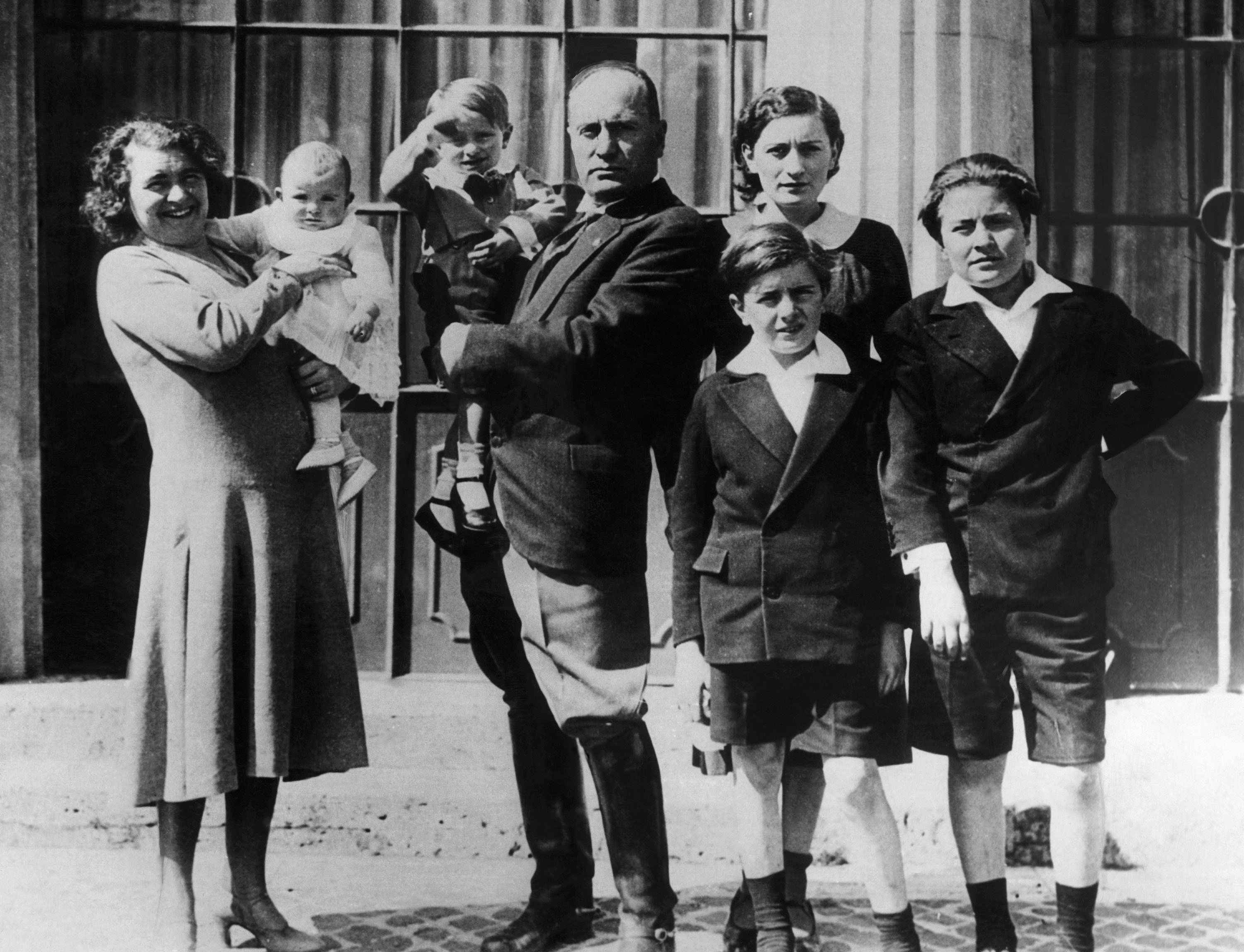 Benito Mussolini, su esposa Rachele y su familia. Il Duce tuvo muchas amantes, pero Margherita fue un gran amor que mantuvo durante casi 25 años (Shutterstock)