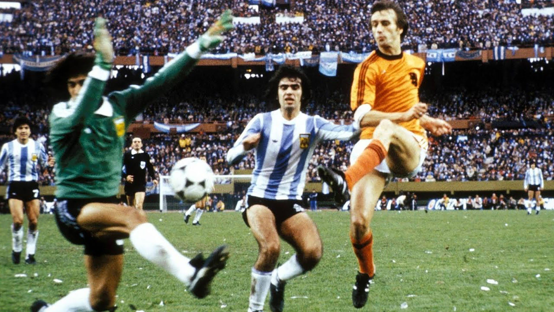 La historia de Robbie Rensenbrink, el “hombre serpiente” que casi hace  perder el Mundial 1978 a la Argentina y autor del gol mil de los mundiales  - Infobae