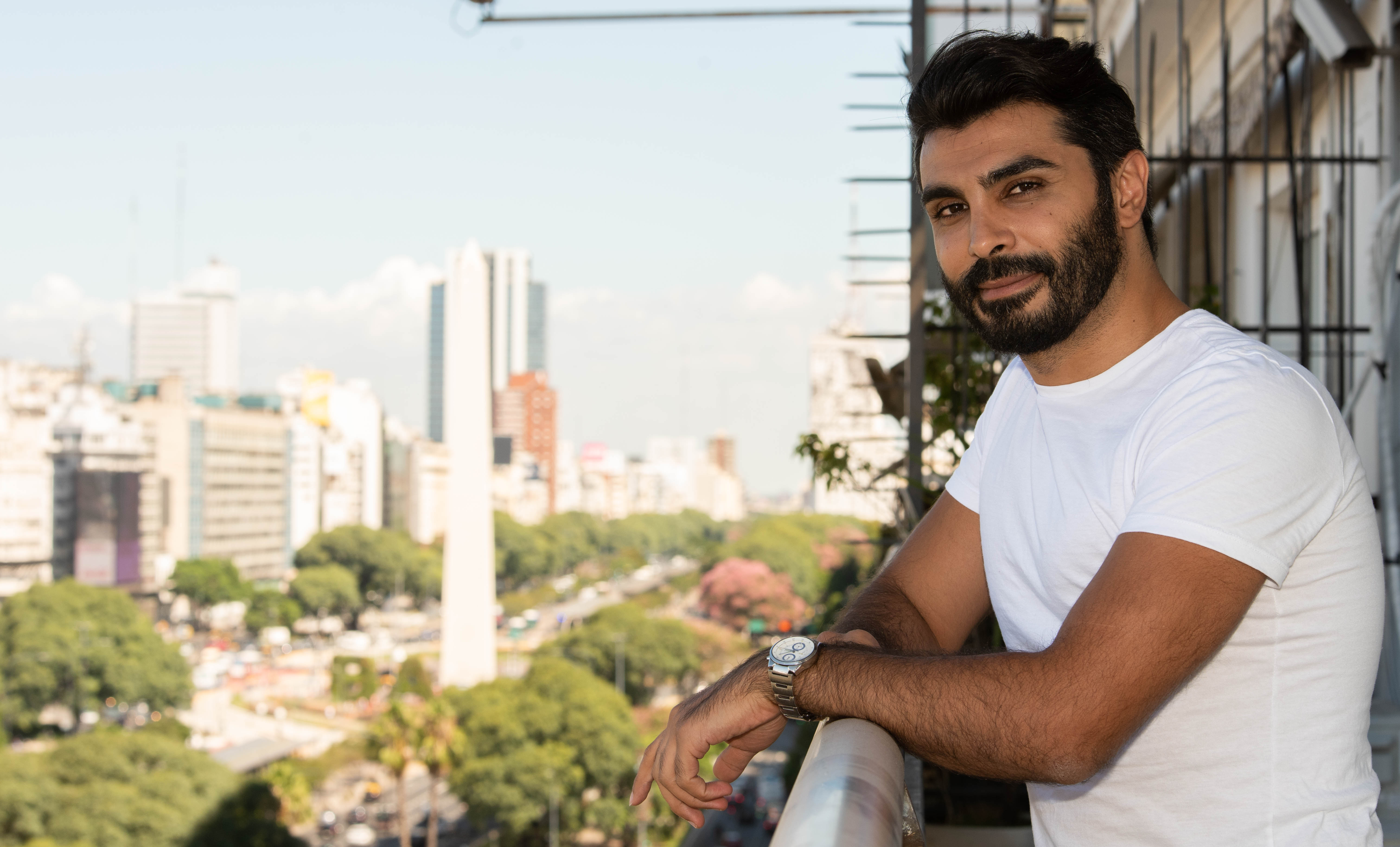 "Siempre quise ser actor. En Siria era una decisión muy difícil porque tenía que ir a estudiar a Damasco, la capital. Igual no hay libertad para las actividades artísticas. Mis padres me decían que no había futuro para profesiones así", recordó. En Argentina, recuperó su sueño de estudiar actuación