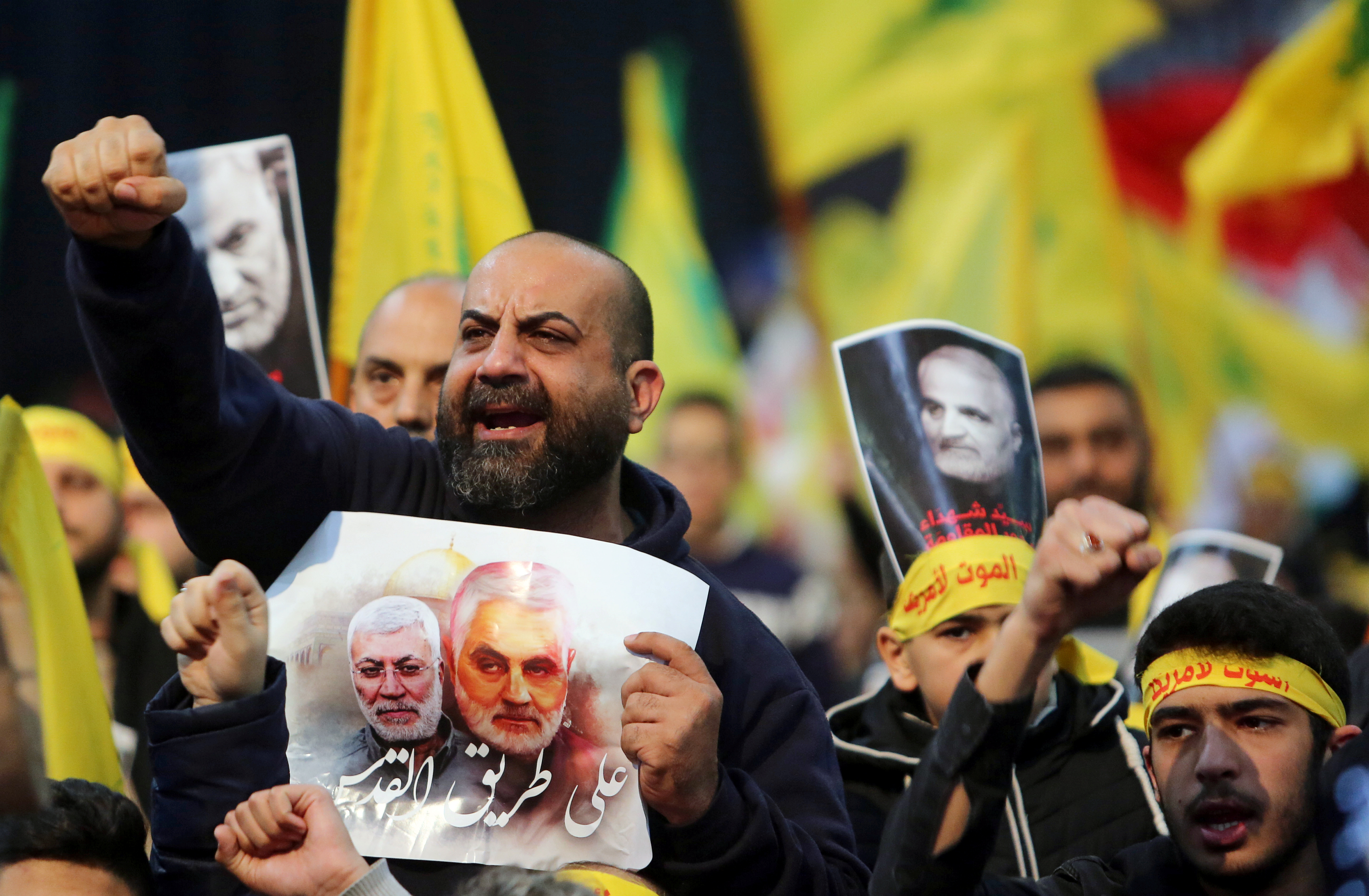 Partidarios de Hezbollah en el Líbano cantan consignas durante una ceremonia fúnebre para llorar a Qassem Soleimani, jefe de la fuerza de élite Quds, el 5 de enero de 2020 (REUTERS/Aziz Taher)