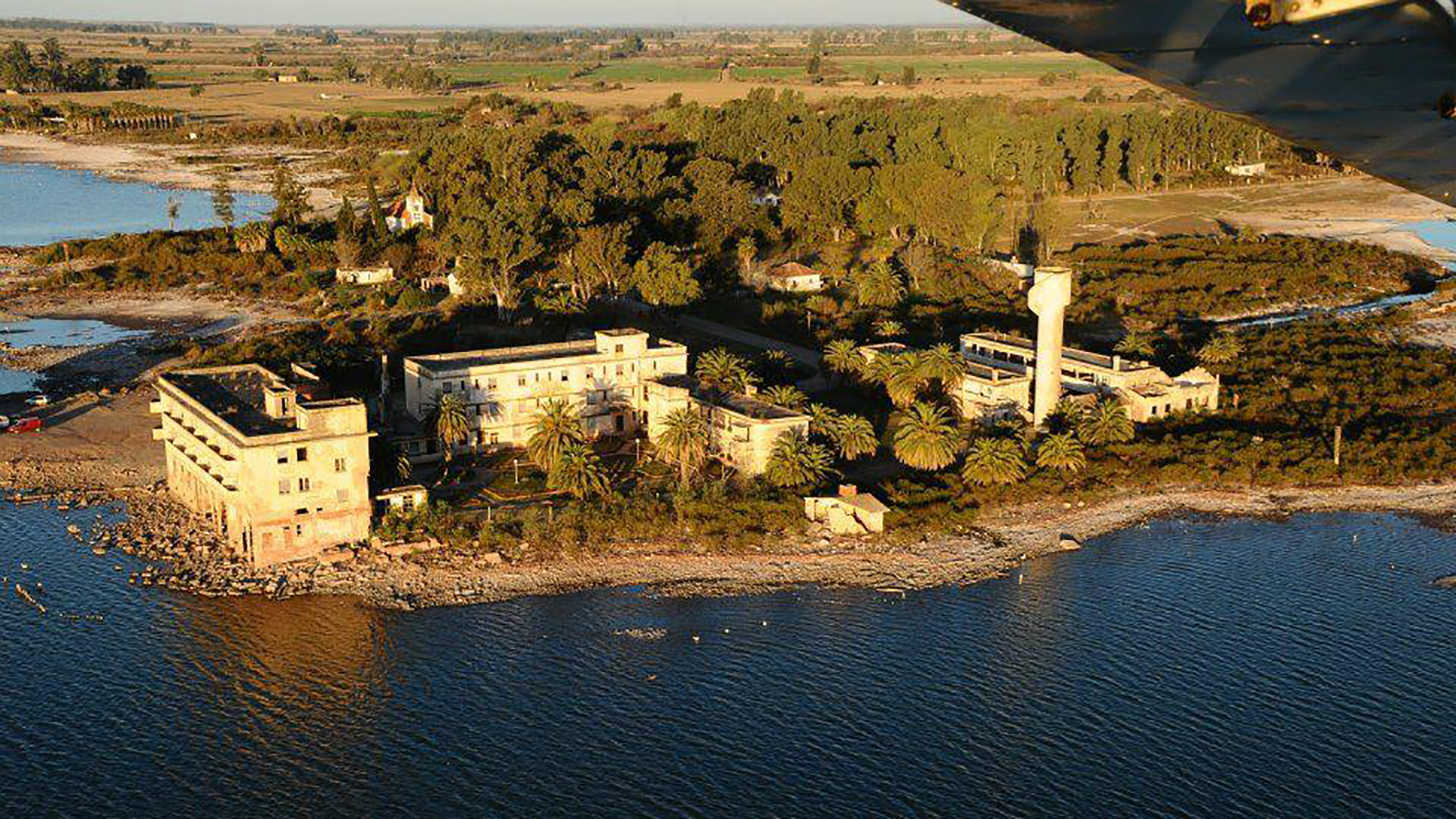 Todavía se cree que, a fines de 1940, Adolf Hitler visitó Miramar, Córdoba, en la región de Ansenuza