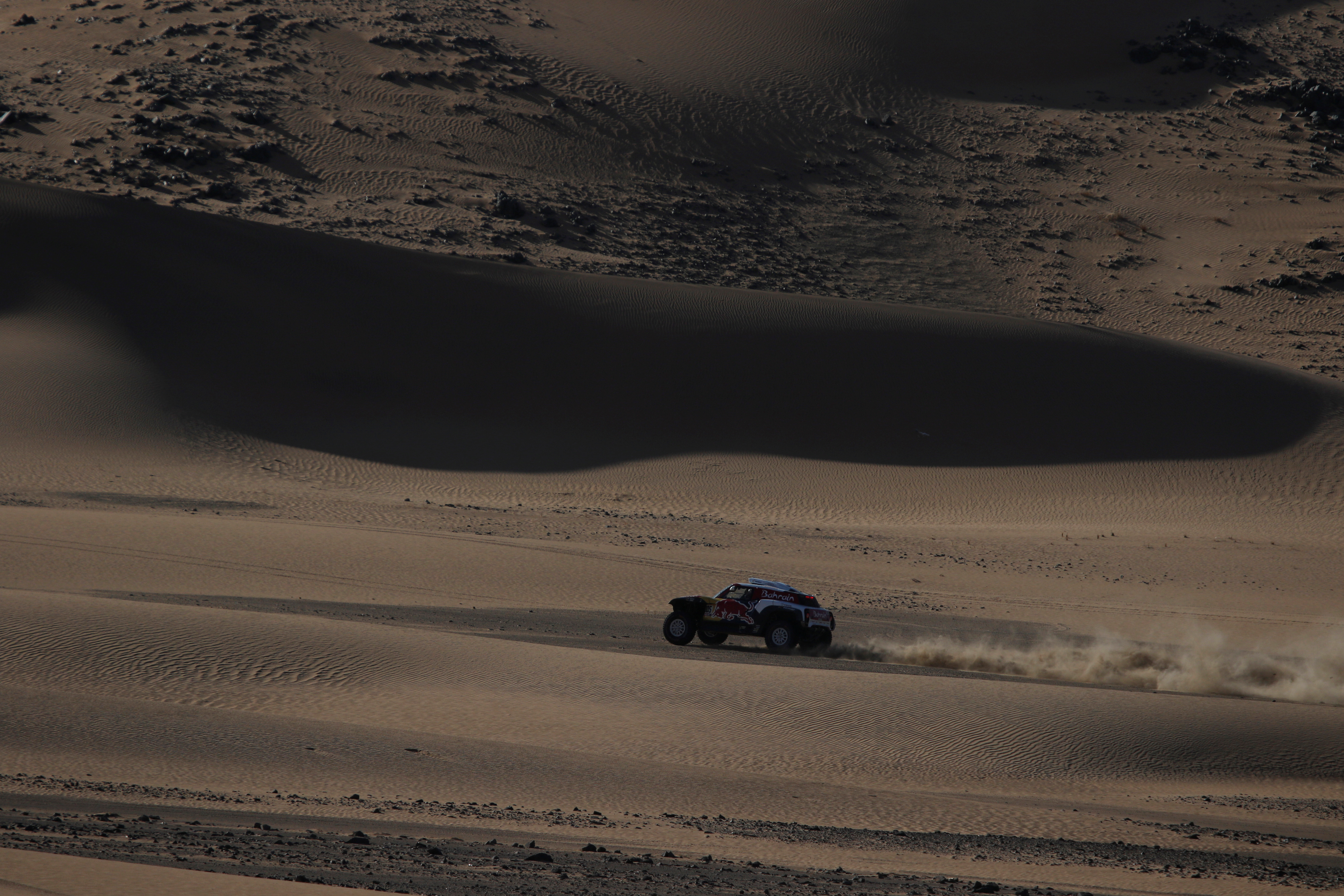 En la general la lucha por el título continúa con Sainz, líder a pesar de perder 20 minutos con el ganador de etapa, viendo reducida su ventaja con Nasser Al-Attiyah y Stéphane Peterhansel, segundo y tercero respectivamente