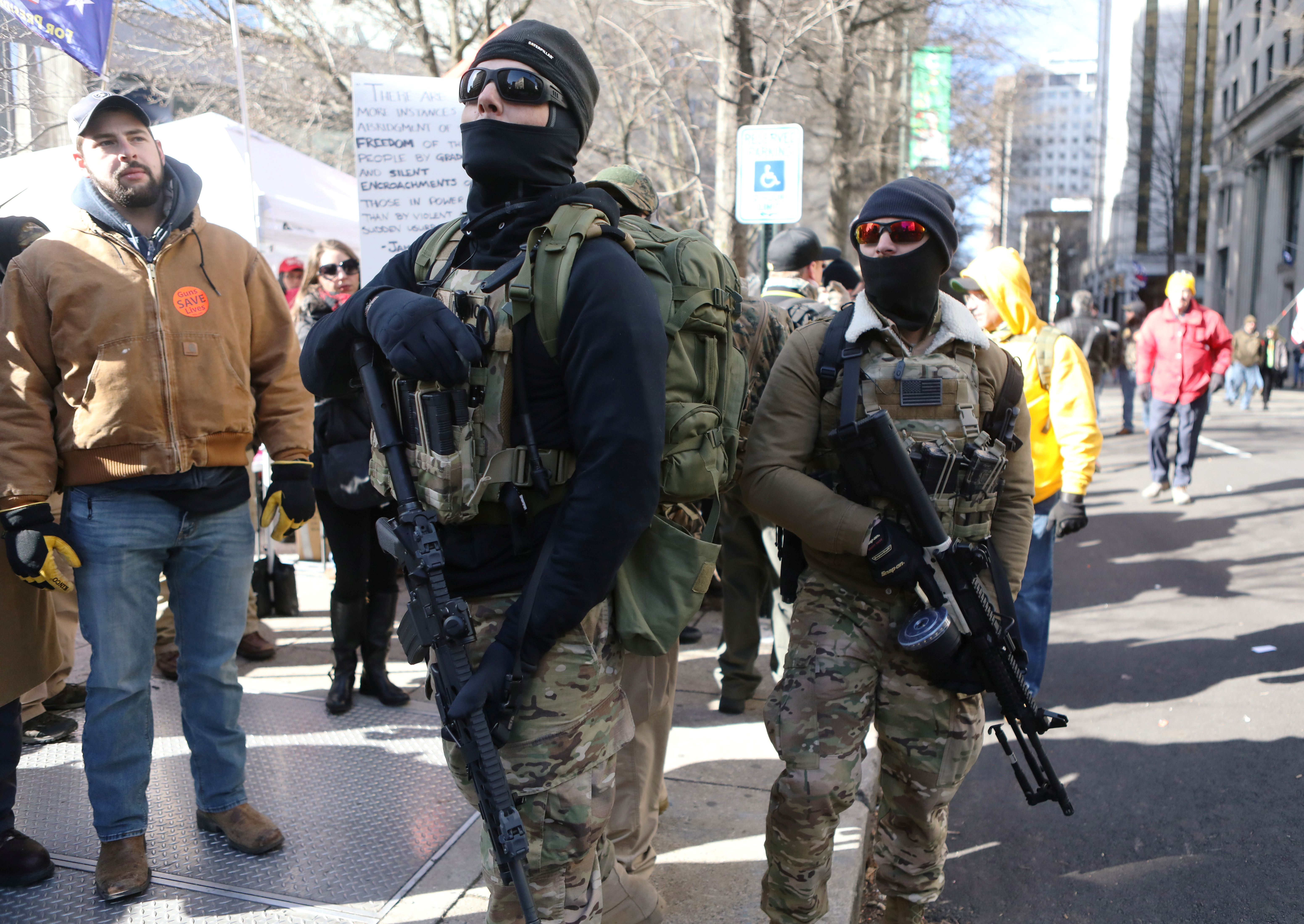 Estos dos hombres llevan los rostros cubiertos, y portan fusiles de la familia del AR-15 (REUTERS/Jim Urquhart)