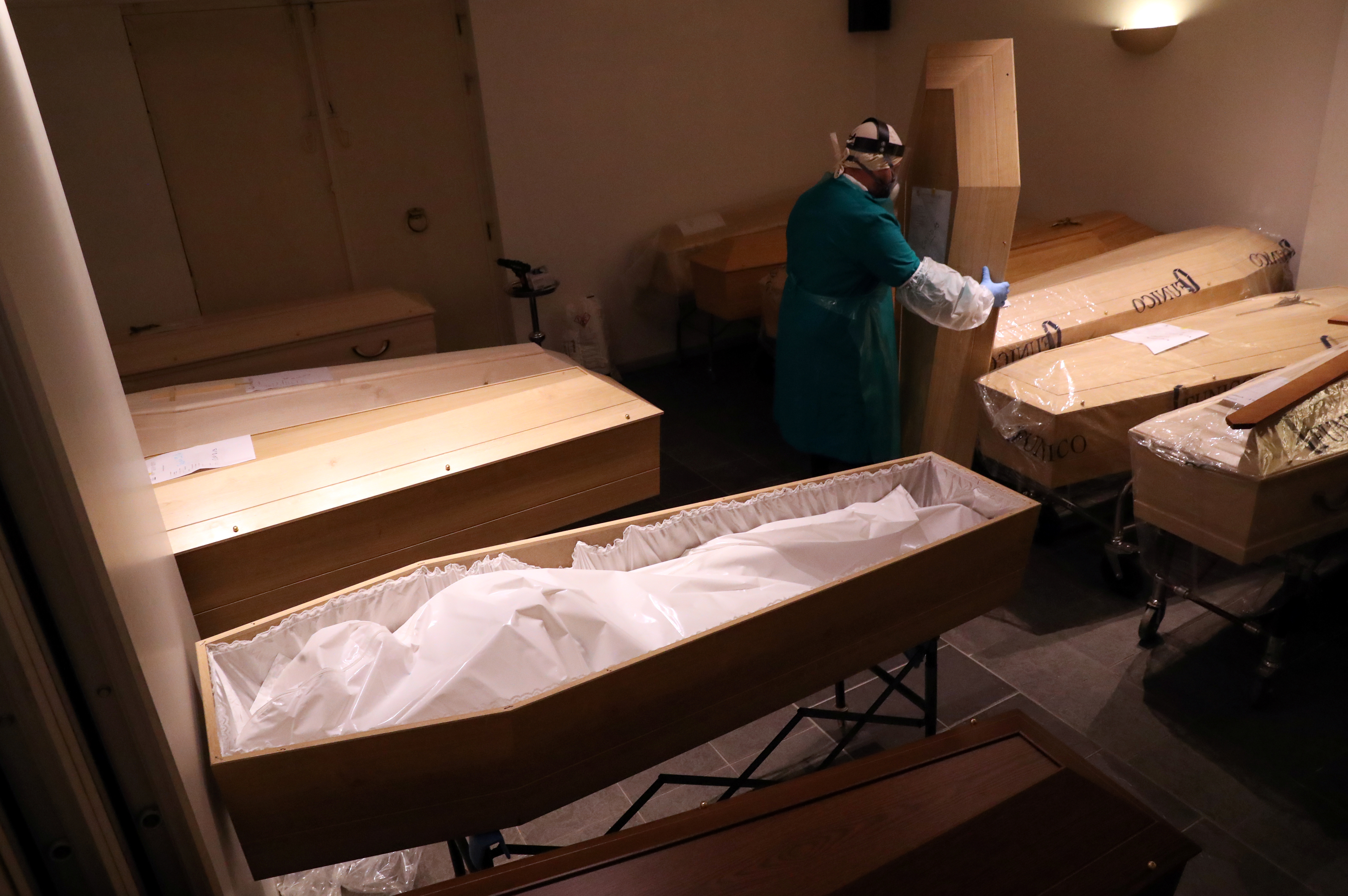 Al 11 de abril el COVID-19 llegaba a casi 1.800.000 casos en el mundo, con casi 110.000 muertes (Reuters/ Yves Herman)