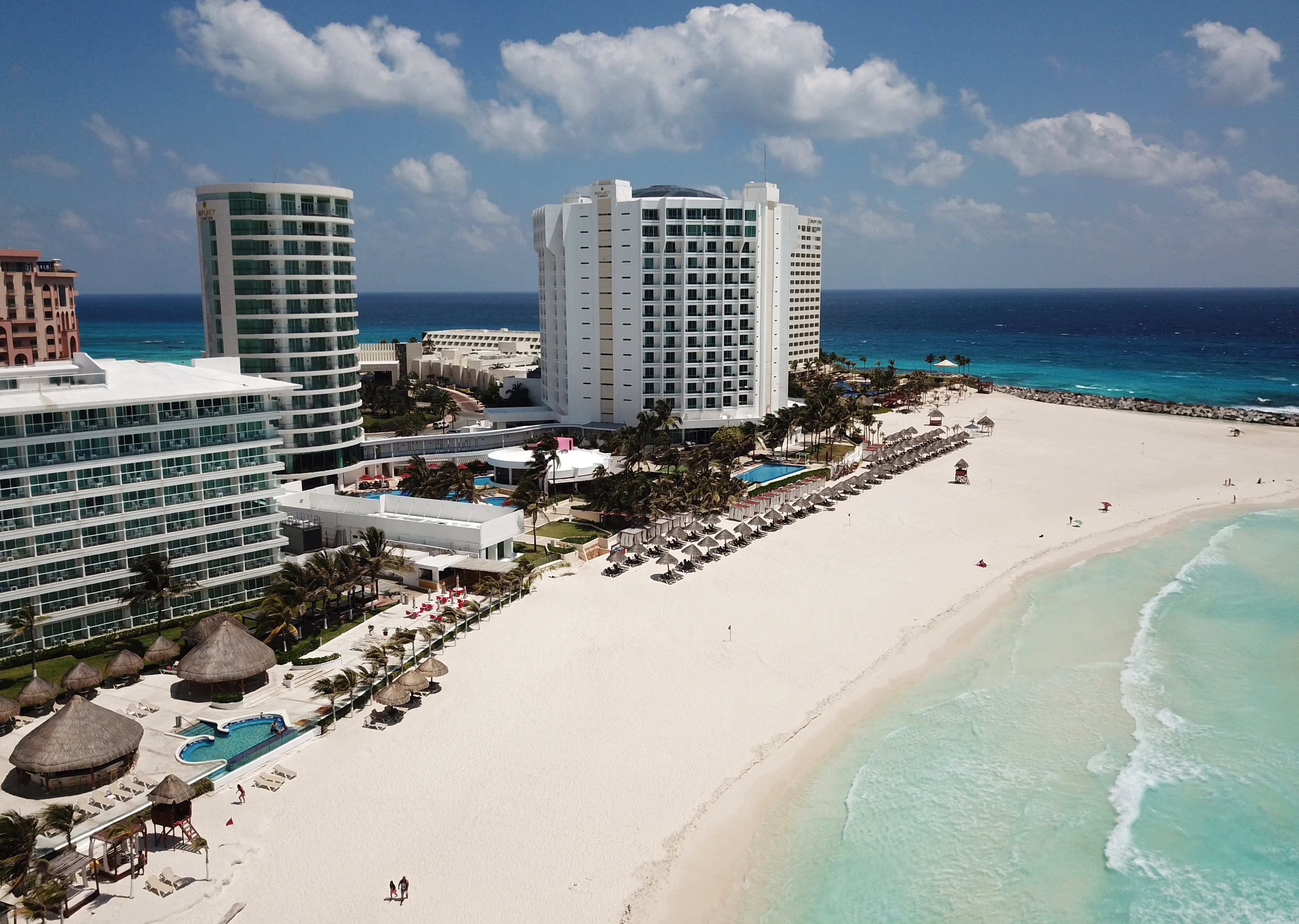Vista aérea de una playa casi vacía en Cancún, estado de Quintana Roo, México, el 28 de marzo de 2020.