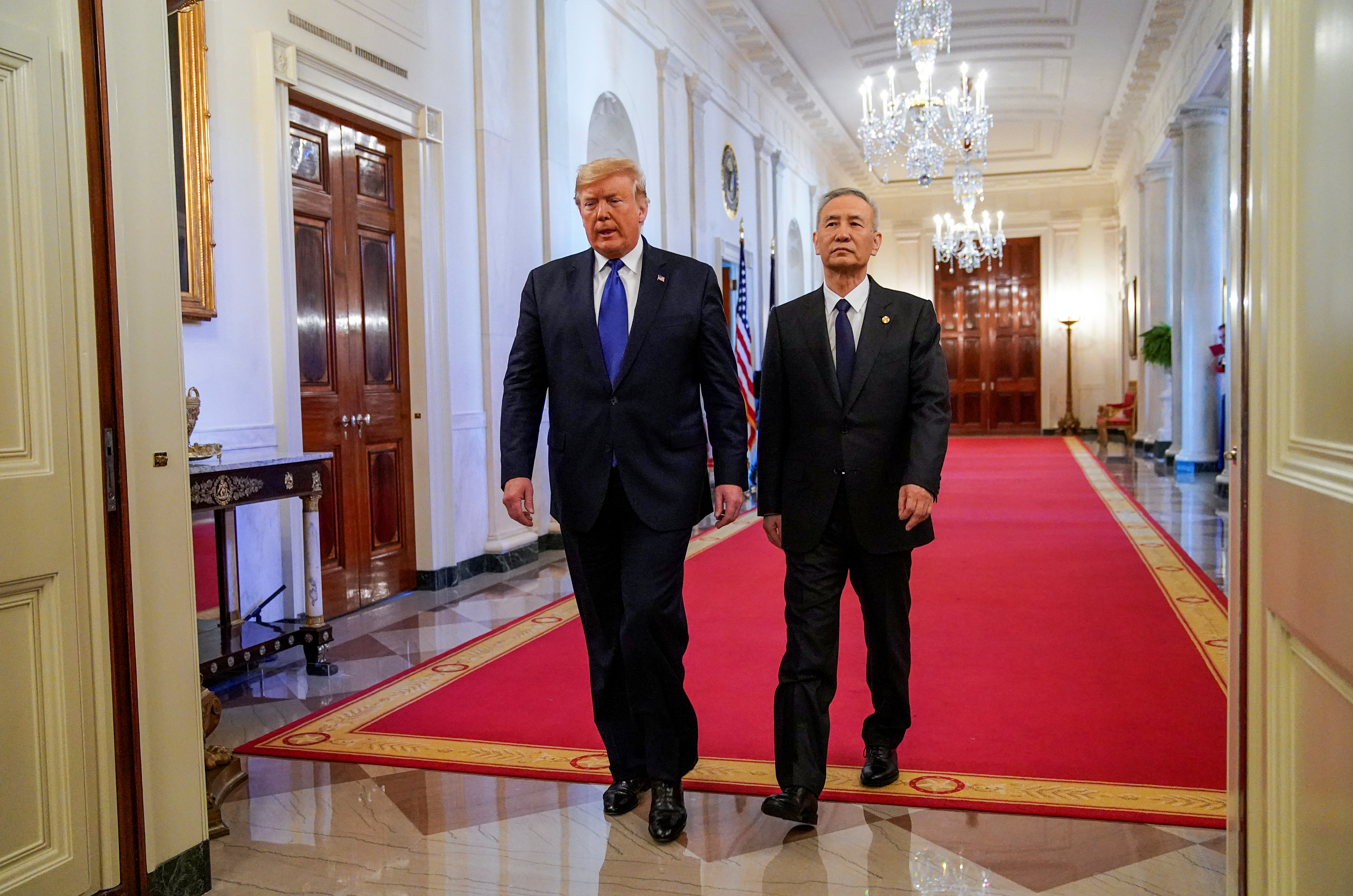 El presidente de Estados Unidos Donald Trump llega con el viceprimer ministro chino Liu He para firmar la "fase uno" (REUTERS/Kevin Lamarque)