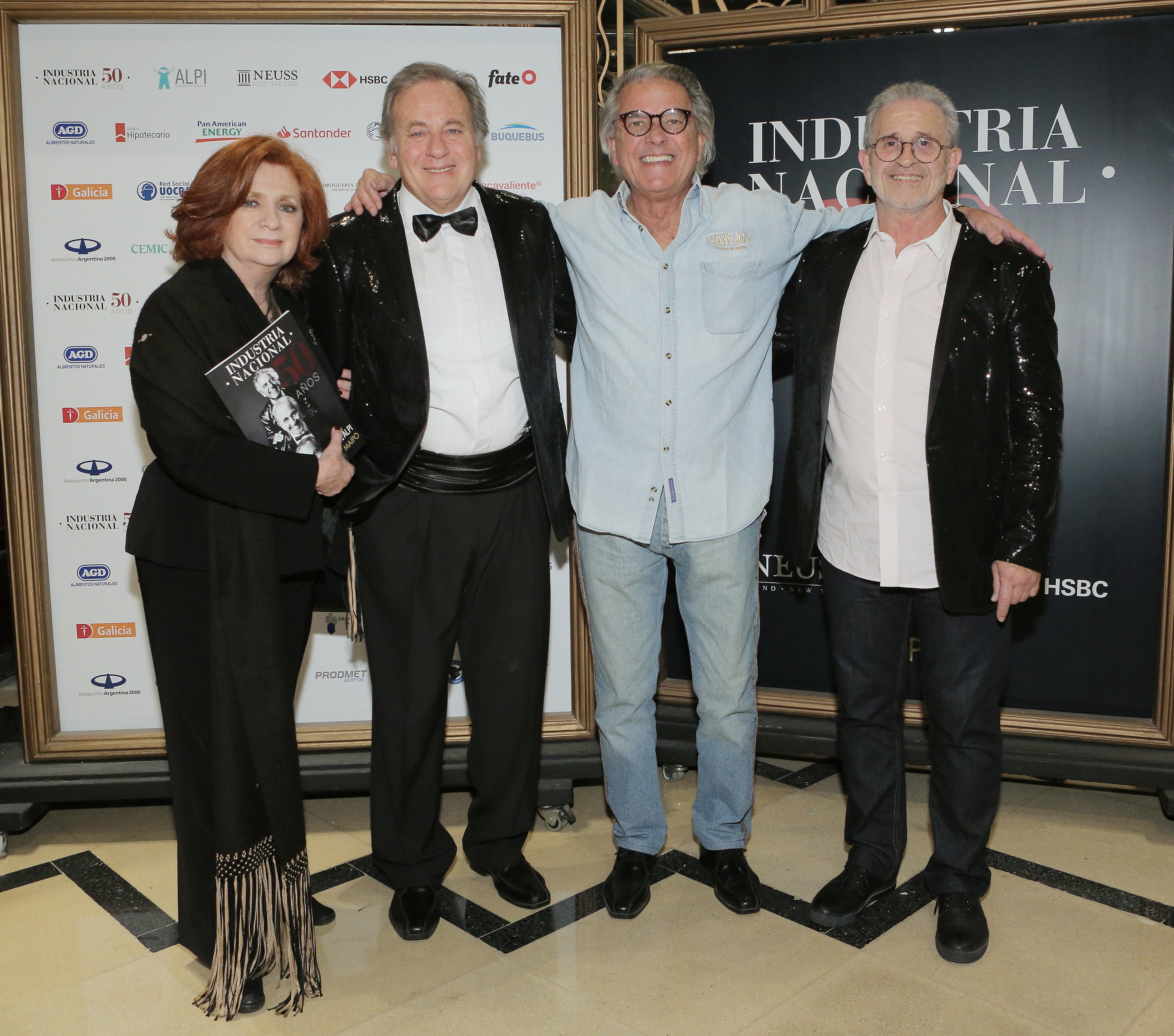 La presidente de ALPI, Teresa González Fernàndez, junto a los integrantes de