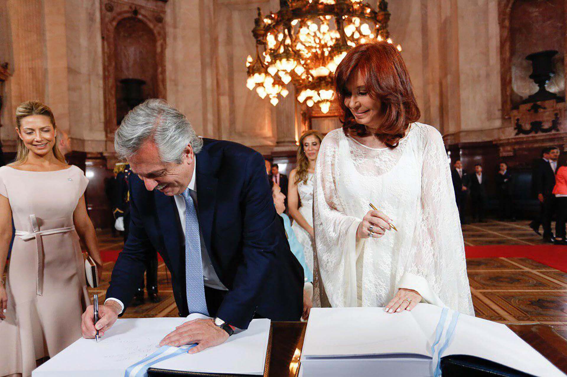 El presidente Alberto Fernández firma el libro de actas, antes de prestar juramento ante la Asamblea Argentina