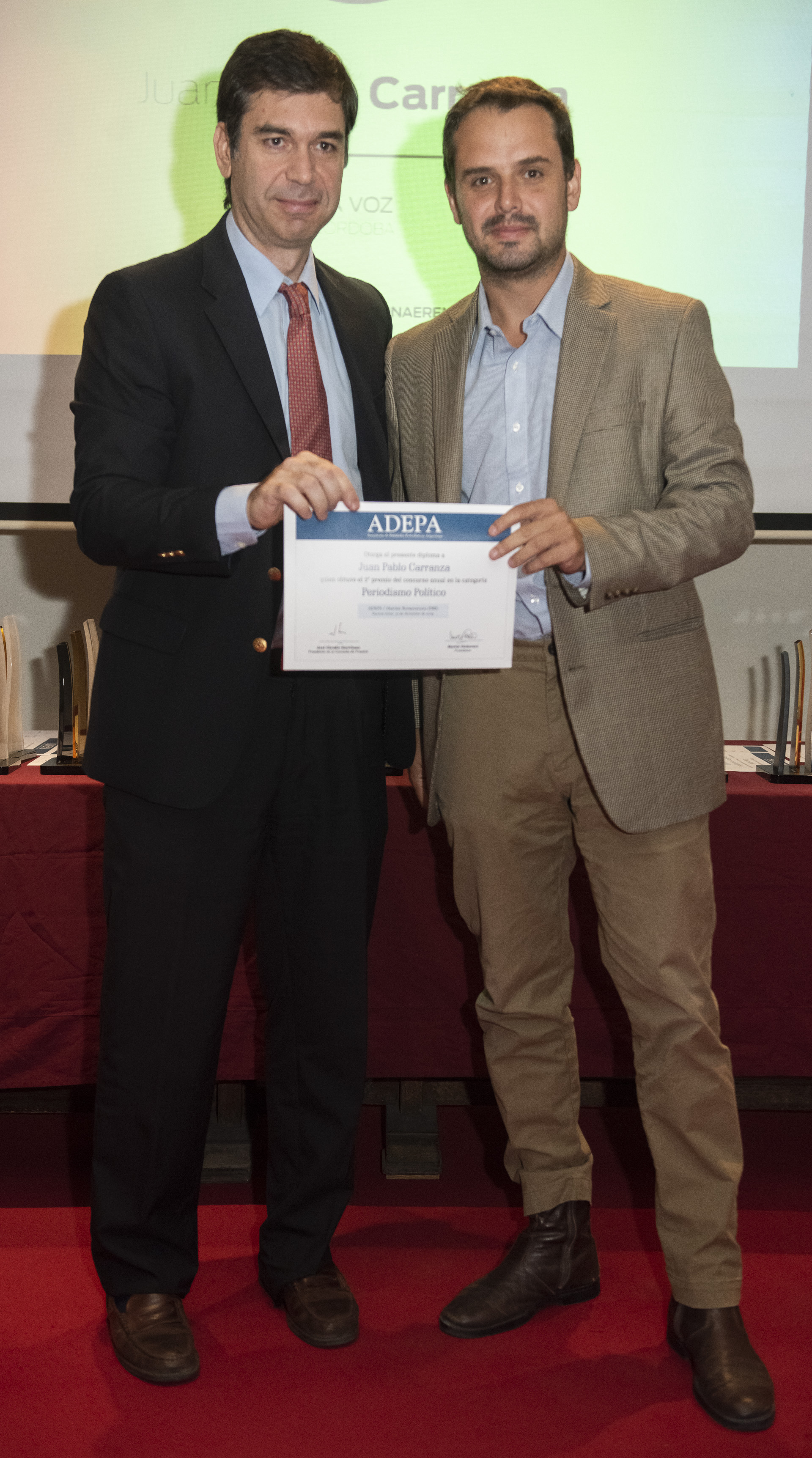 El periodista Juan Pablo Carranza de La Voz de Córdoba recibió el 2° premio en la categoría Periodismo Político. Entregó Daniel Dessein (La Gaceta de Tucumán)