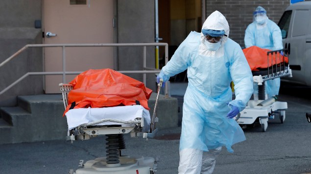 Trabajadores sanitarios mueven cuerpos de personas fallecidas del Centro Médico Wyckoff Heights durante el brote de coronavirus (COVID-19) en Nueva York (Foto: Reuters)