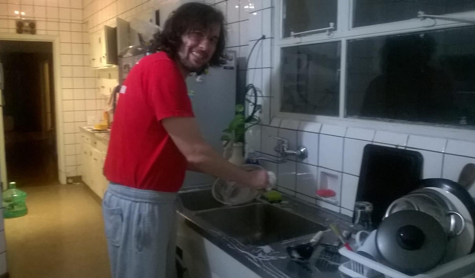 Una imagen del ex protagonista de "Las mil y una noches" en la intimidad de su hogar. “Mi casa era un terreno perfecto porque vivía sola, no dejaba entrar a nadie, me fue aislando de todo", recordó