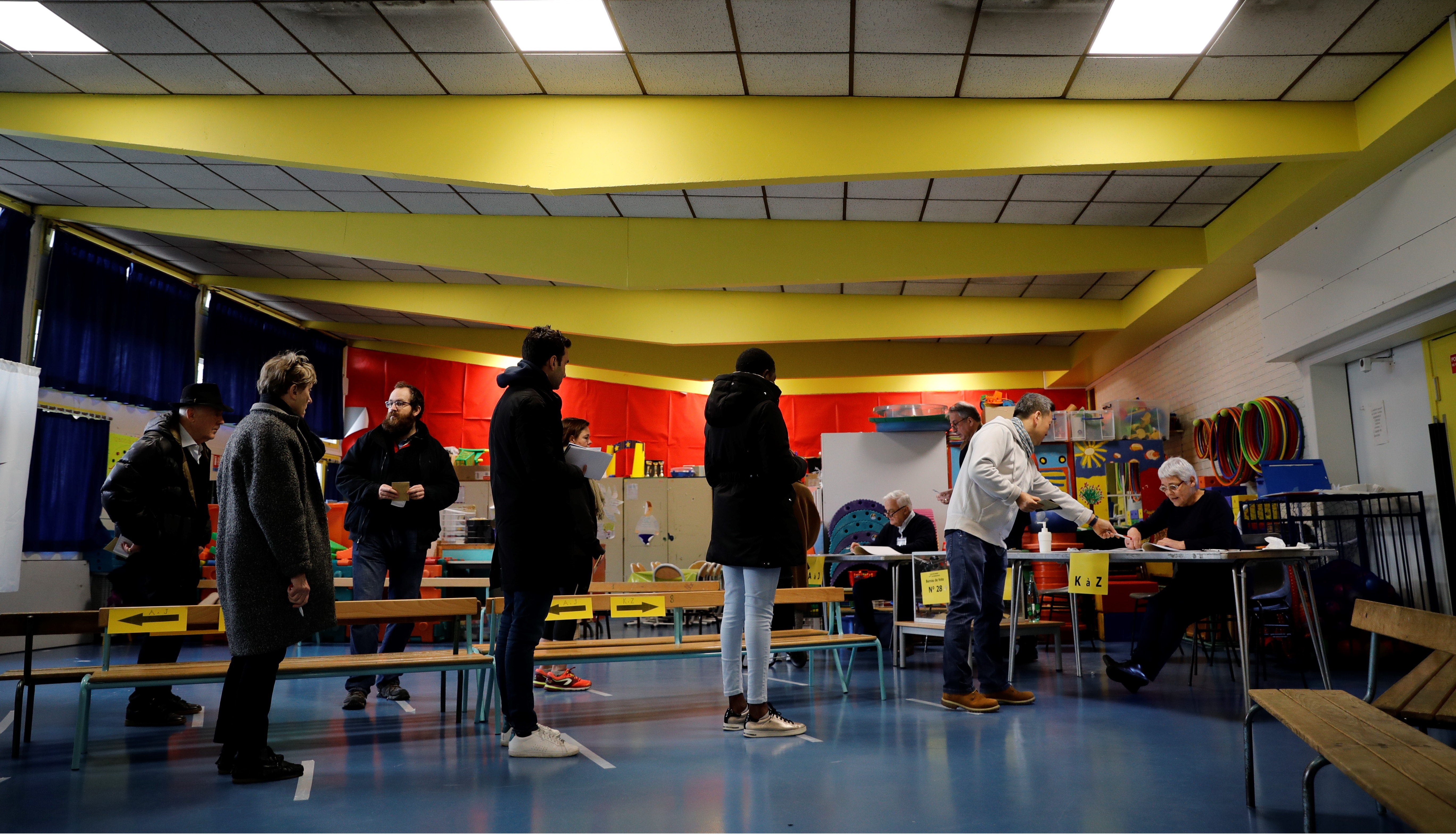 Las filas de votantes cuentan con marcas en el piso para marcar una distancia mínima de un metro entre los ciudadanos (AFP)