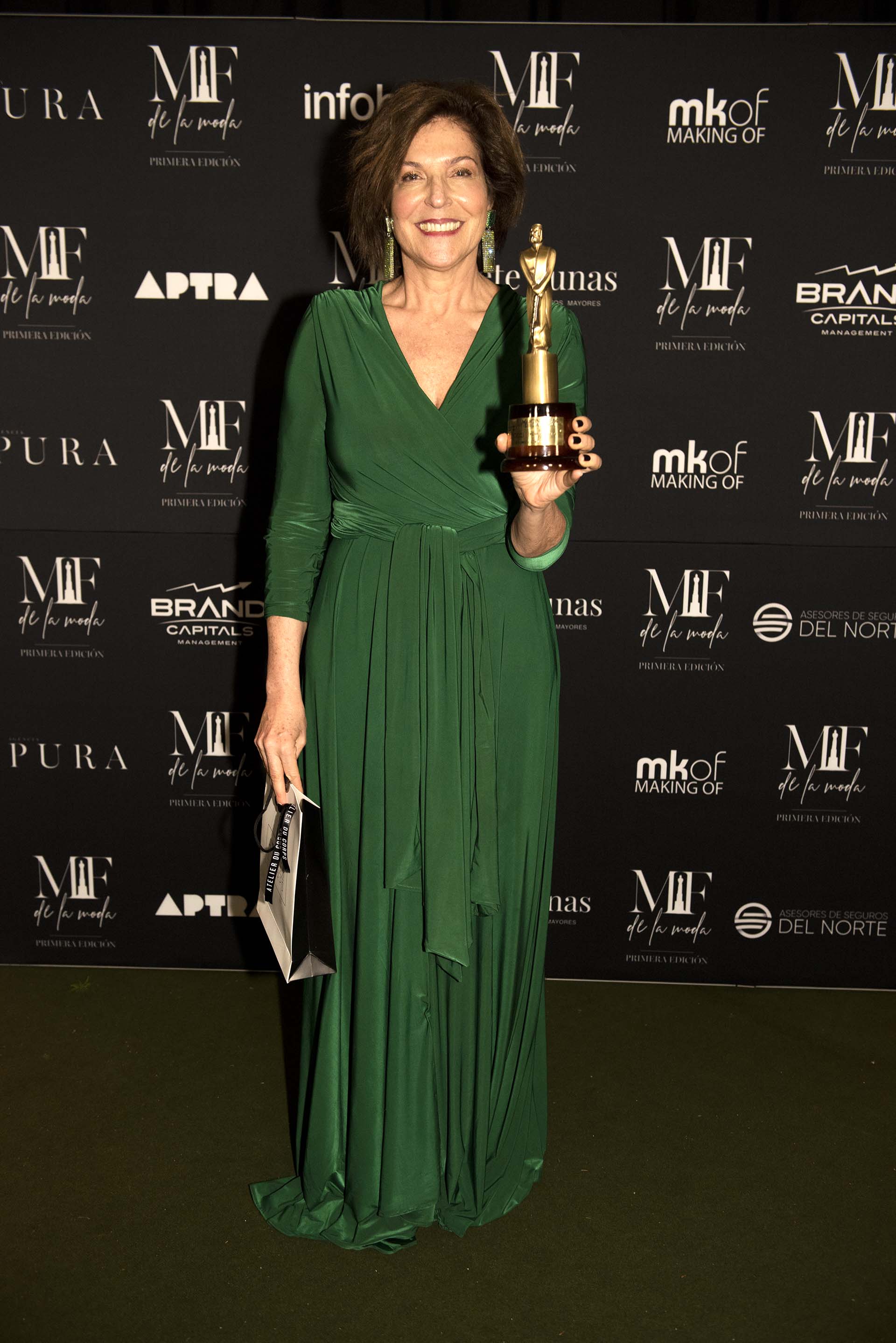 La periodista Dora Becher recibió el premio por la revista L´Officiel , a la mejor portada (Adrián Escandar)