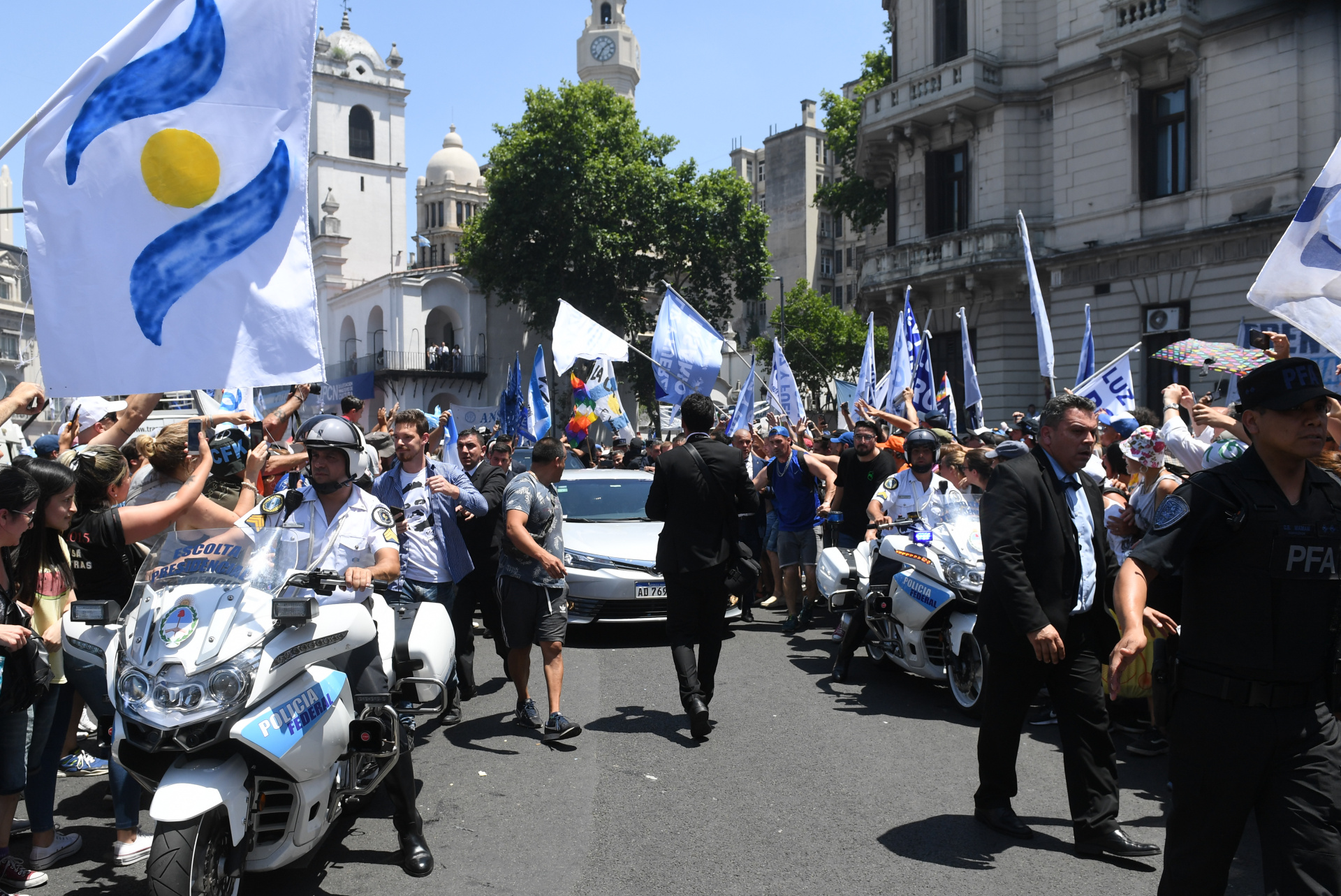Luego de su discurso de asunción en la Asamblea Legislativa, se subió al mismo Toyota Corolla en el que había llegado manejando al Congreso para dirigirse a la Casa Rosada. Esta vez viajó como acompañante en el asiento de atrás