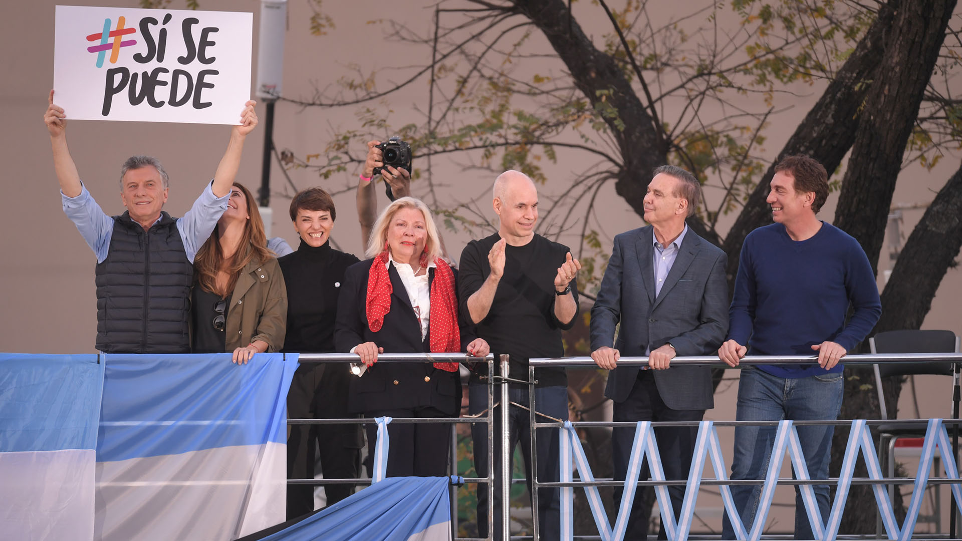 Mauricio Macri, arriba del escenario improvisado, junto a Elisa Carrió, Horacio Rodríguez Larreta, Miguel Ángel Pichetto y Diego Santilli (Télam)