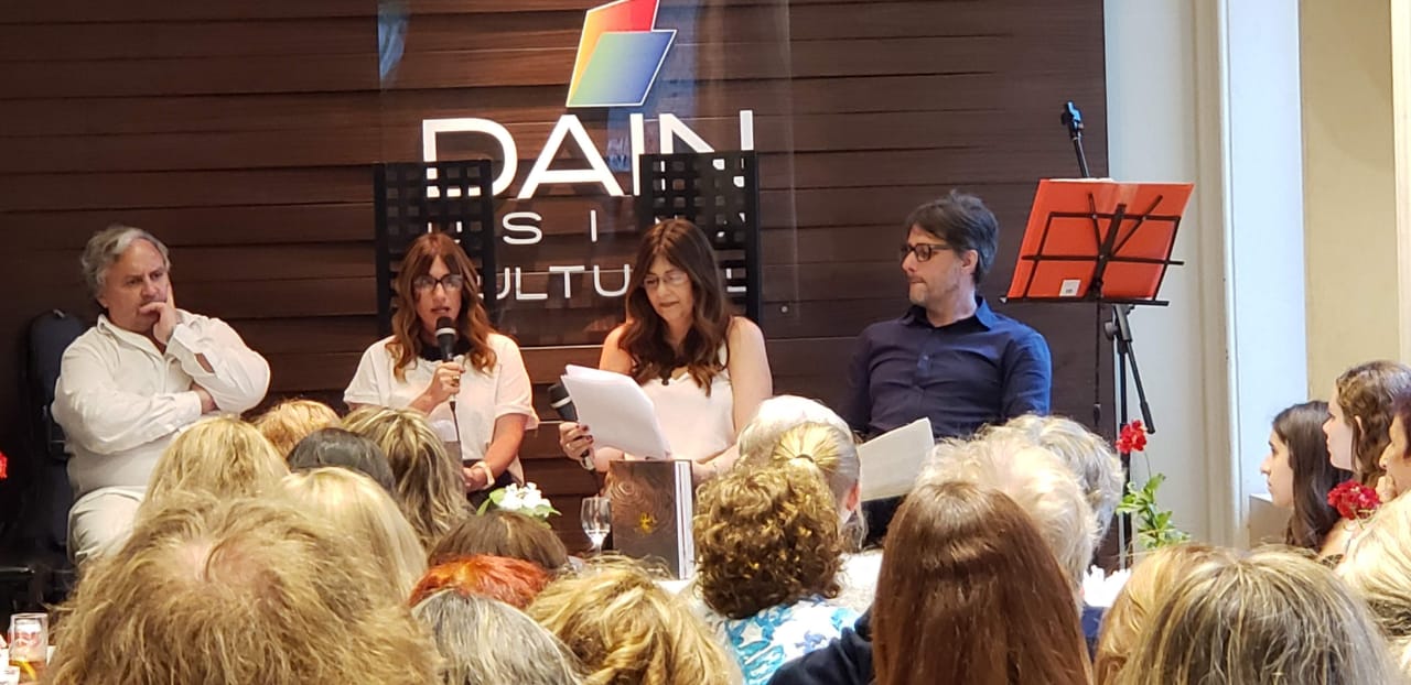 Patricia Kossoy y Elizabeth Budman, autoras de ADN acerca de nosotros, en la presentación del libro