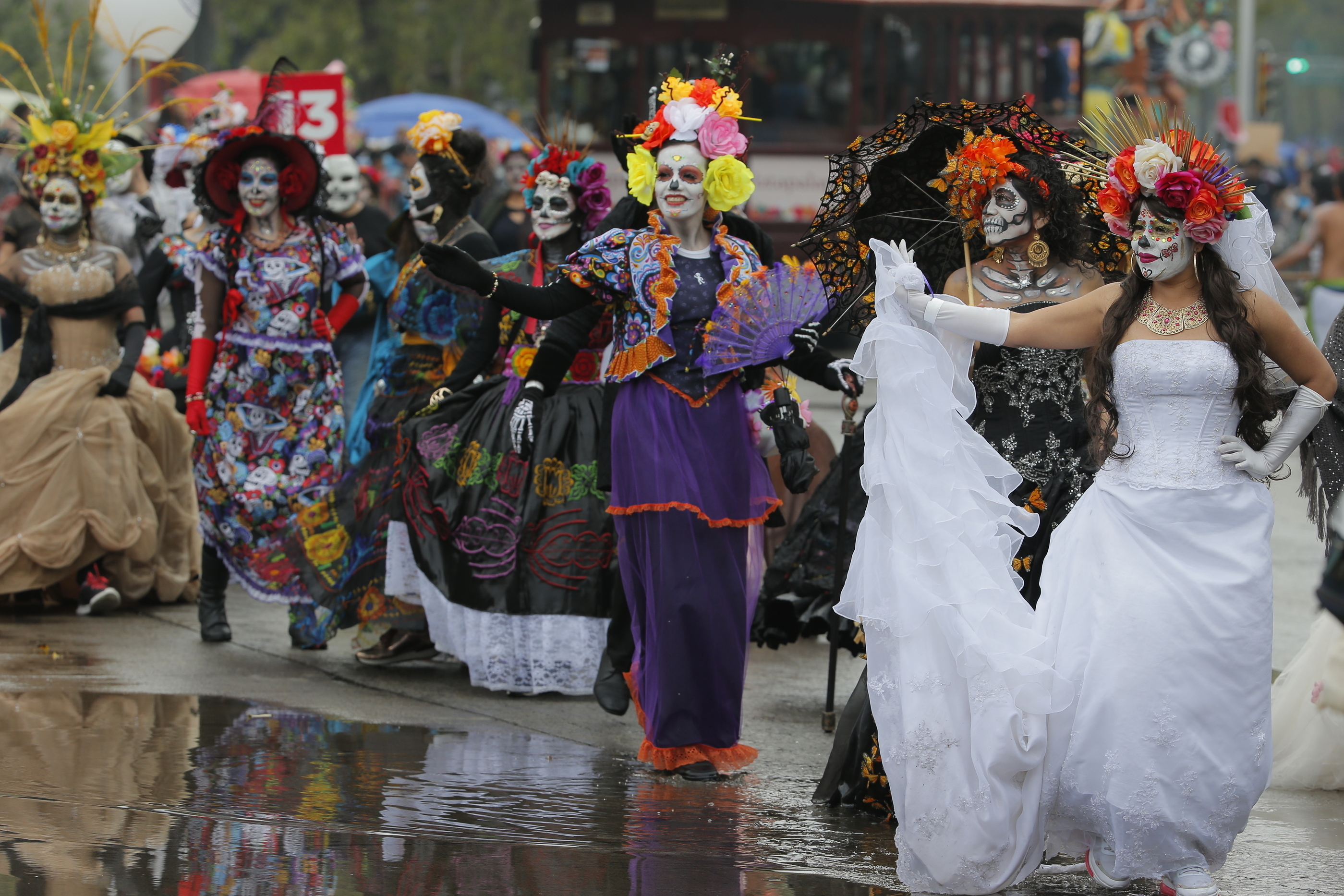 Mujeres vestidas de catrinas participaron (Foto: AP/Ginnette Riquelme)