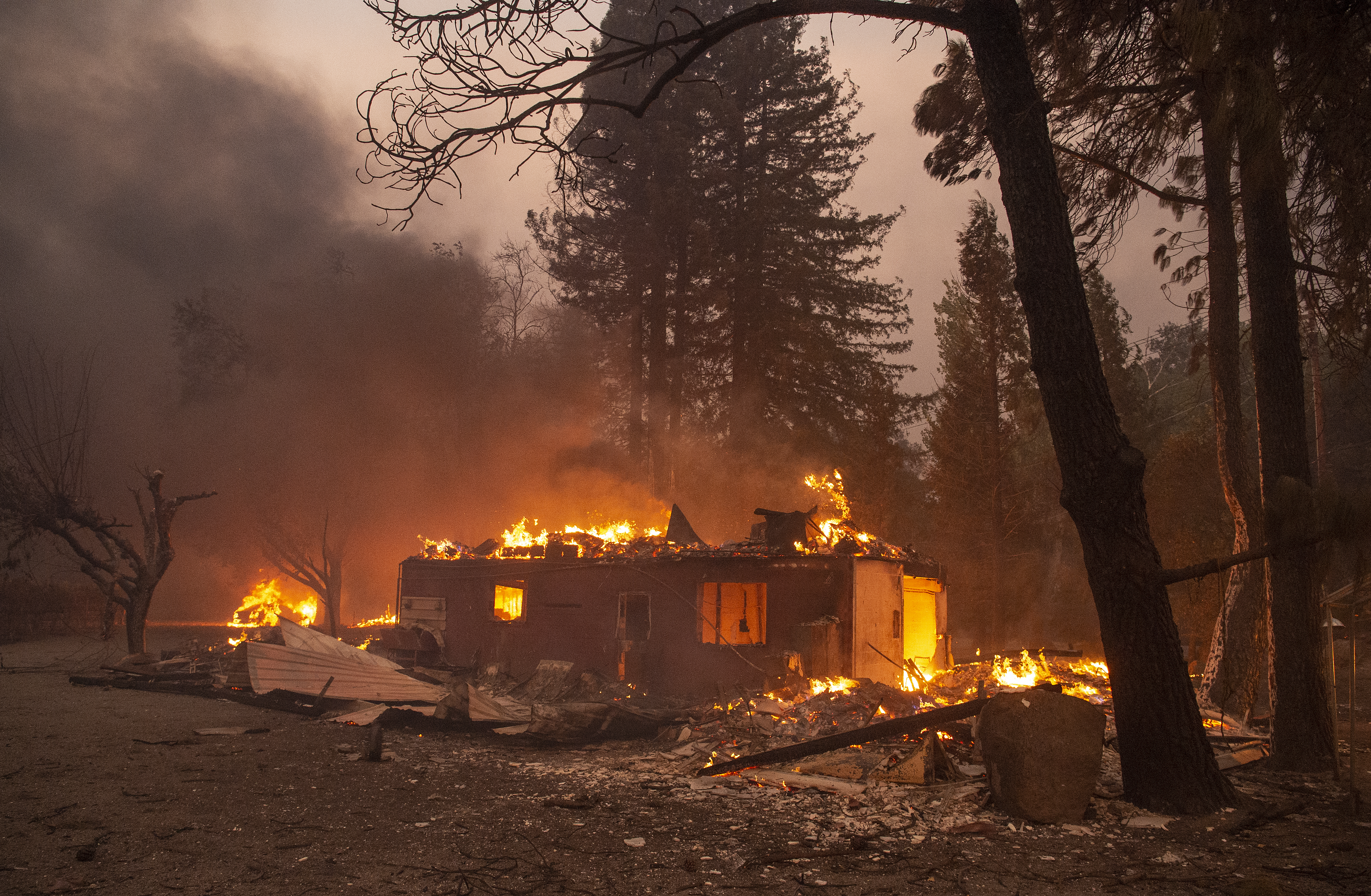 Una casa se incendia en Geyserville, California. (Photo by Josh Edelson / AFP)