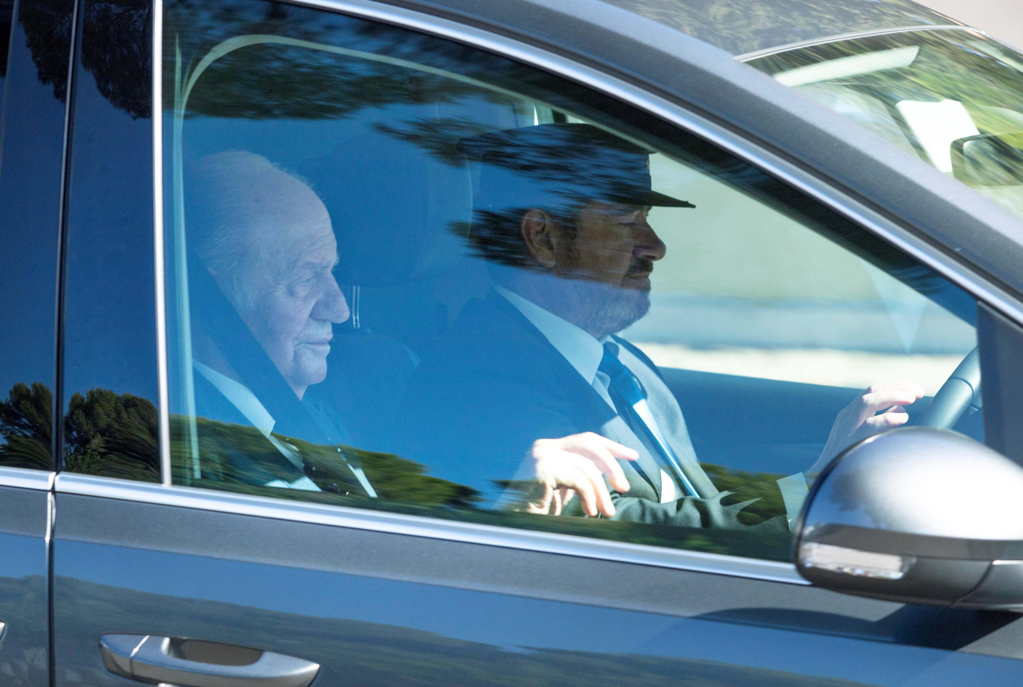El rey Juan Carlos, invitado a la boda de Rafa Nadal y Mery Perelló, a su llegada en coche a Sa Fortalesa, la finca situada en la península de Punta Avançada, en Pollença, al norte de Mallorca, a la que no se puede acceder sin permiso. EFE/ Lliteres