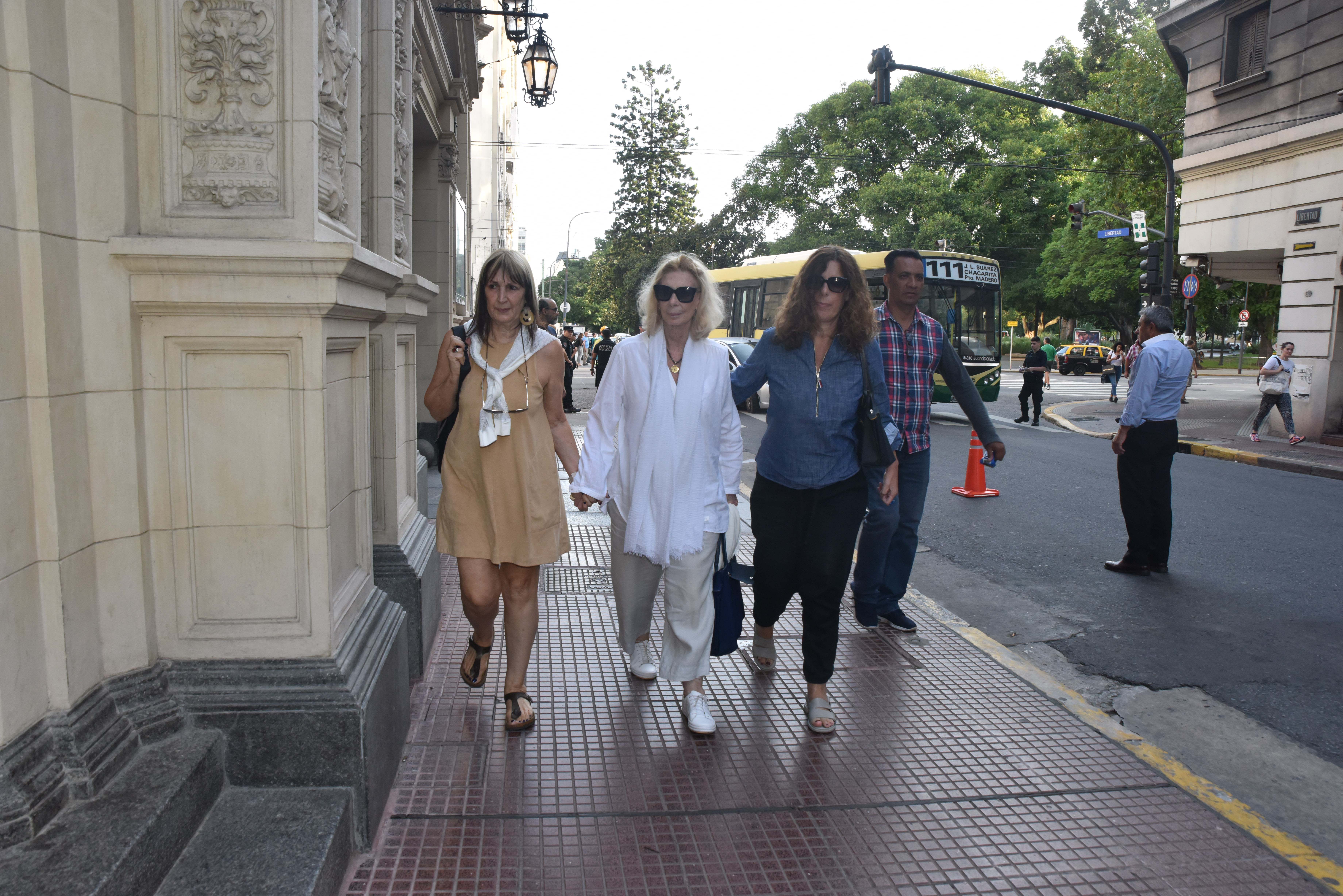 Amigos, familiares y colegas despidieron a Hugo Urquijo en el Teatro Cervantes (Fotos: Franco Fafasuli)