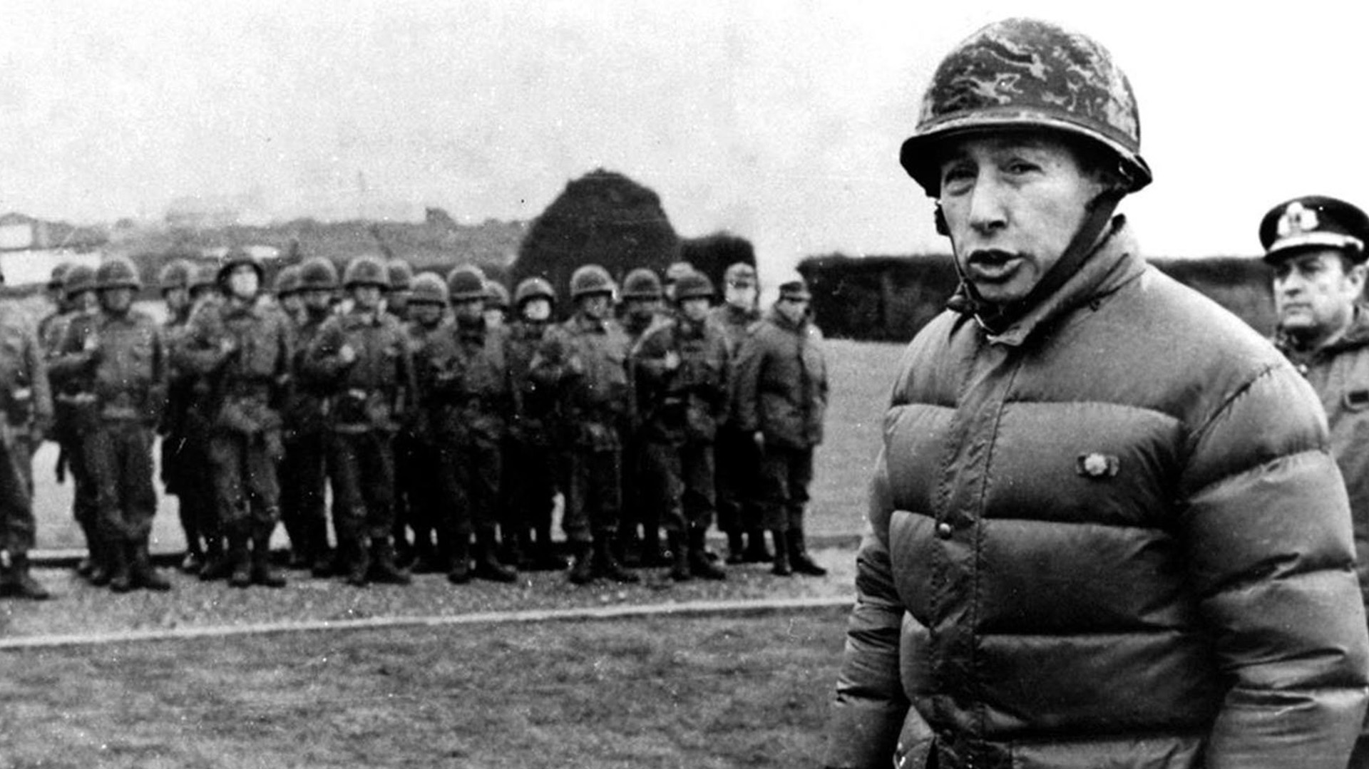 El 25 de mayo de 1982, el general del ejército argentino Mario Benjamín Menéndez, que gobernó como gobernador durante los 73 días de la Guerra de las Malvinas, se dirige a sus tropas en Darwin (AP)