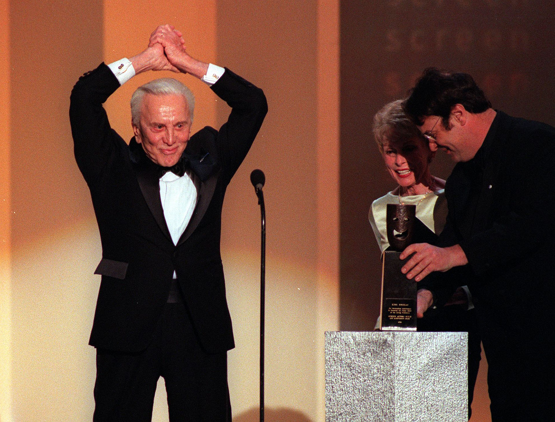Kirk Douglas recibió el AFI Life Achievement Award de American Film Institute en 1999