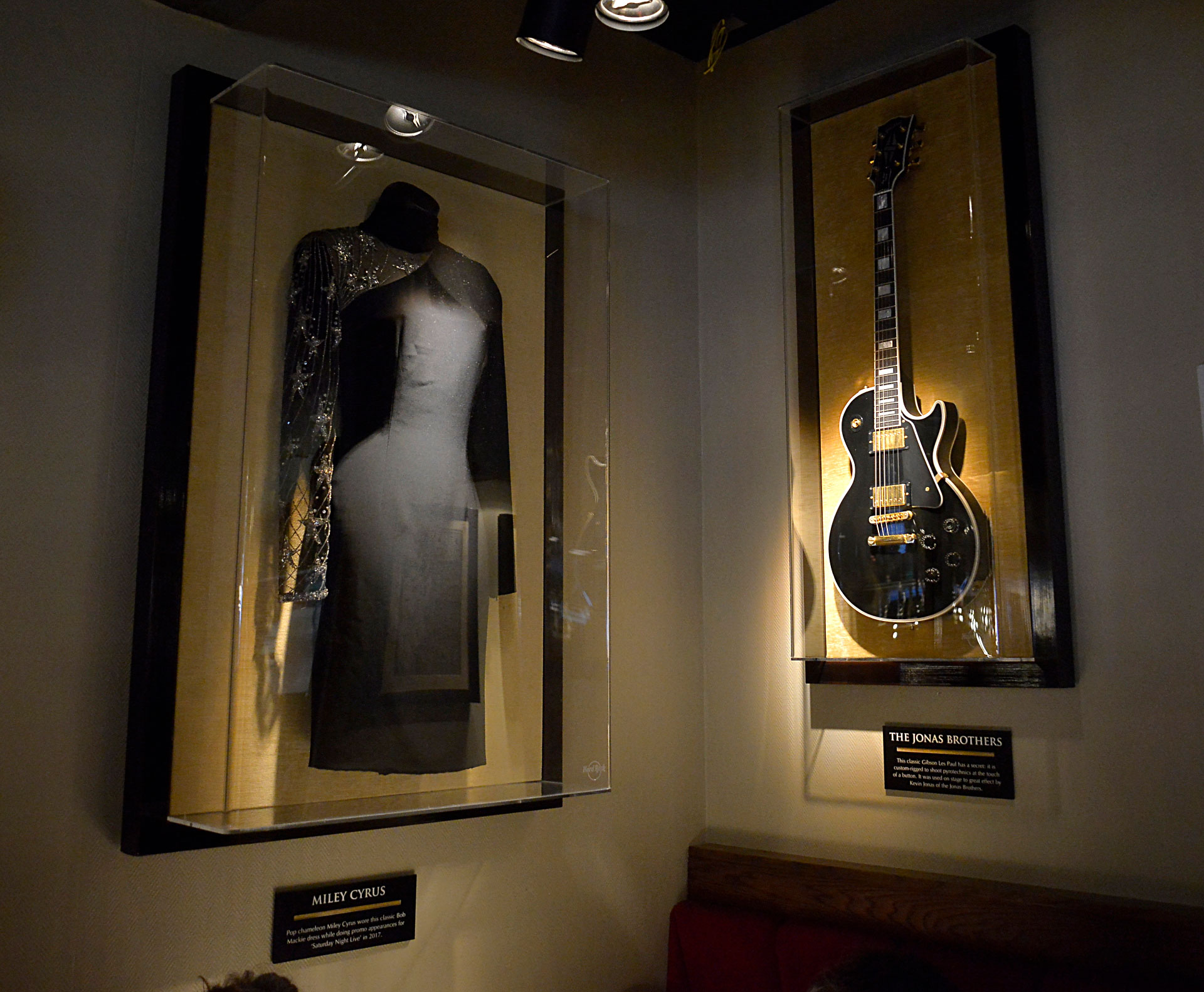 En todo el local, se pueden encontrar importantes objetos e imágenes que remiten al rock, como guitarras y vestuarios de artistas nacionales e internacionales de este género, como una campera de cuero de Elvis Presley y la chaqueta de Prince usada en Purple Rain, entre muchos otros /// Fotos: Gustavo Gavotti