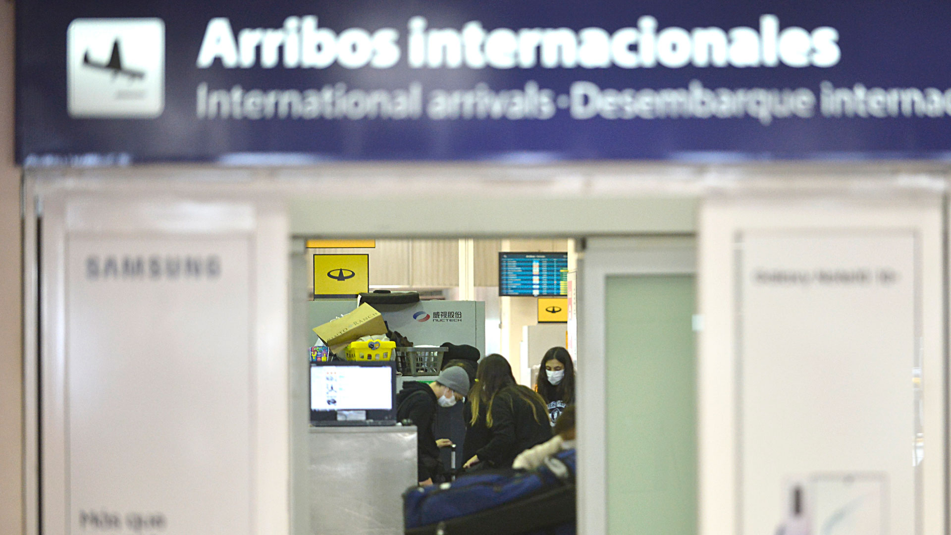 Una vez descendidos del avión, tuvieron que caminar por la pista para subirse a un micros que los estaban esperando para ir hasta migraciones y luego retirar el equipaje en el sector de las cintas