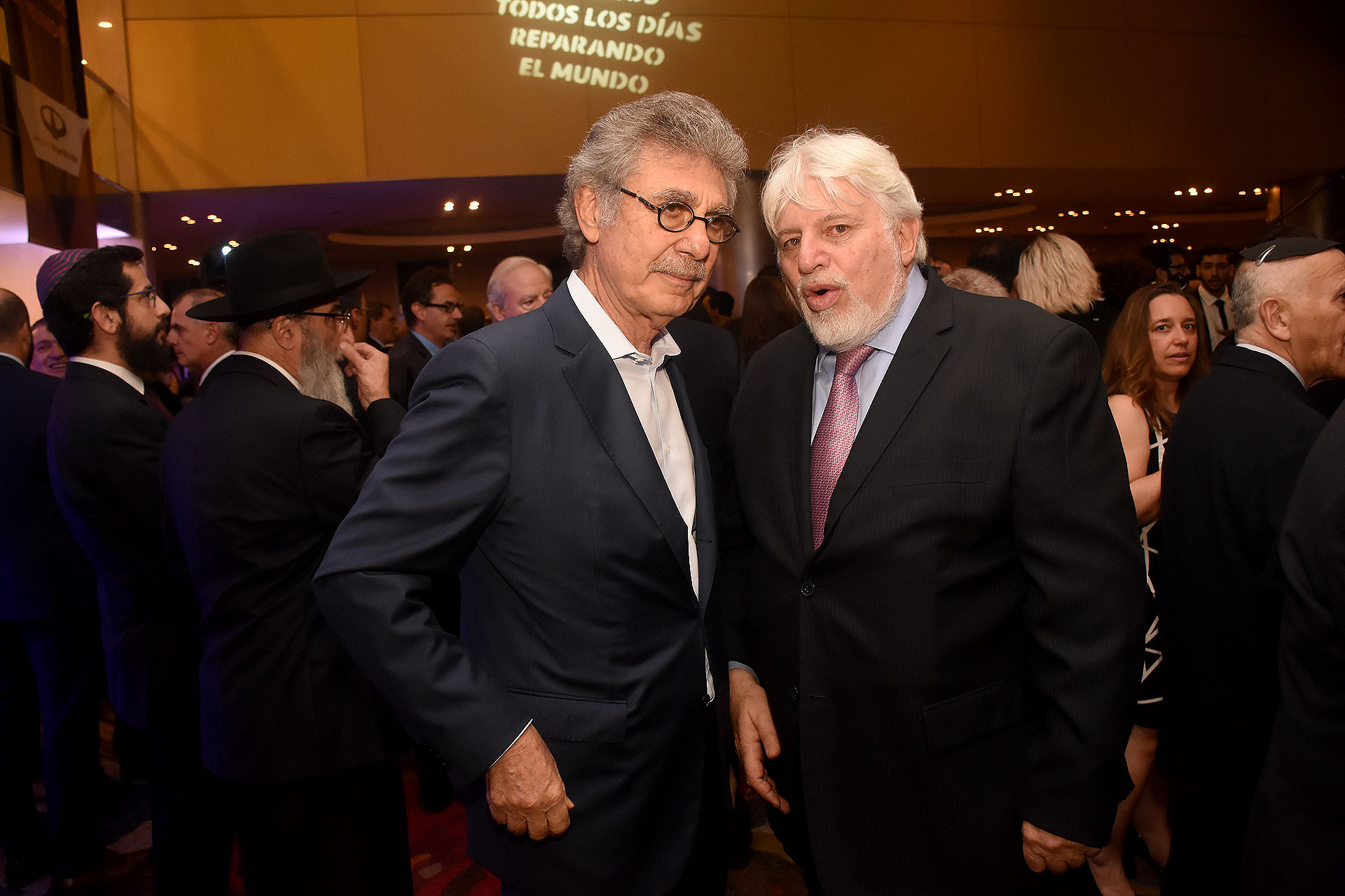 Con la consigna de “Ejemplos a emular”, AMIA reconoció a Hugo Sigman (en la foto junto al empresario Adrián Werthein) y a su mujer, Silvia Gold, matrimonio fundador del Grupo INSUD, grupo empresario con importante presencia en diversas industrias, que apoya hace más de una década y de manera ininterrumpida a la institución para realizar las acciones de “Arte, Comunicación y Memoria”, y que cada año se llevan adelante para recordar a las 85 víctimas fatales del atentado terrorista contra la AMIA, del que este año se cumplieron 25 años