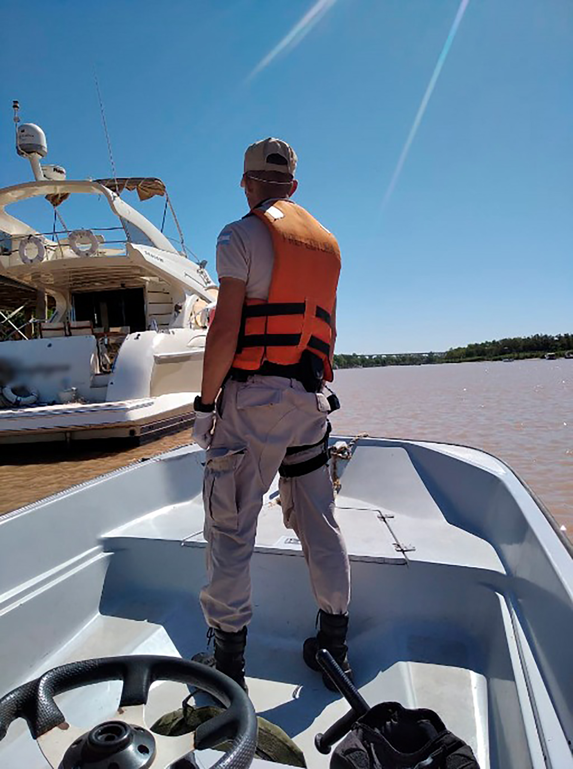 Procedimiento de Prefectura para detener el yate del empresario Nardelli en Rosario.