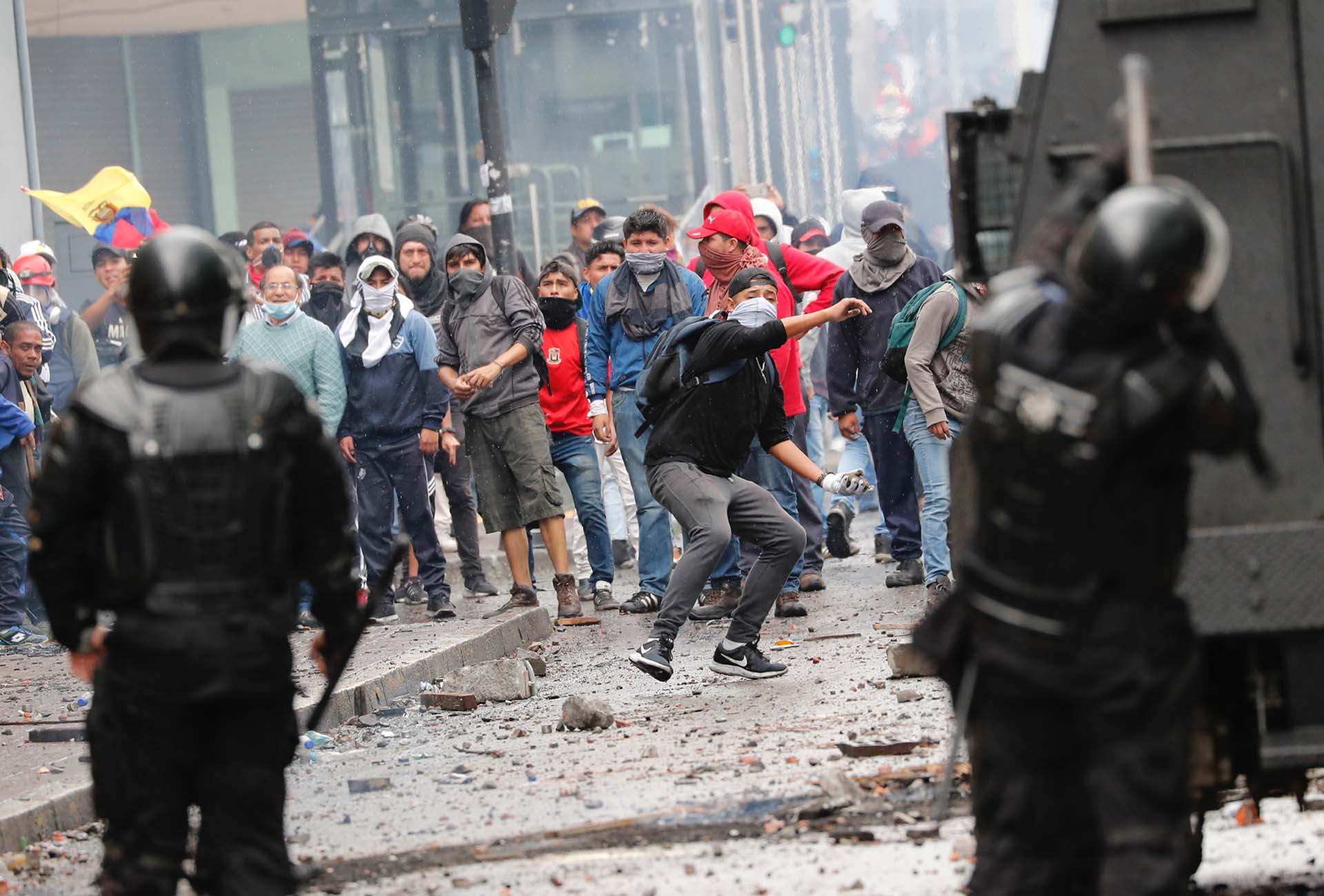 Los jóvenes lanzaron piedras contra las fuerzas de seguridad (AP Photo/Dolores Ochoa)