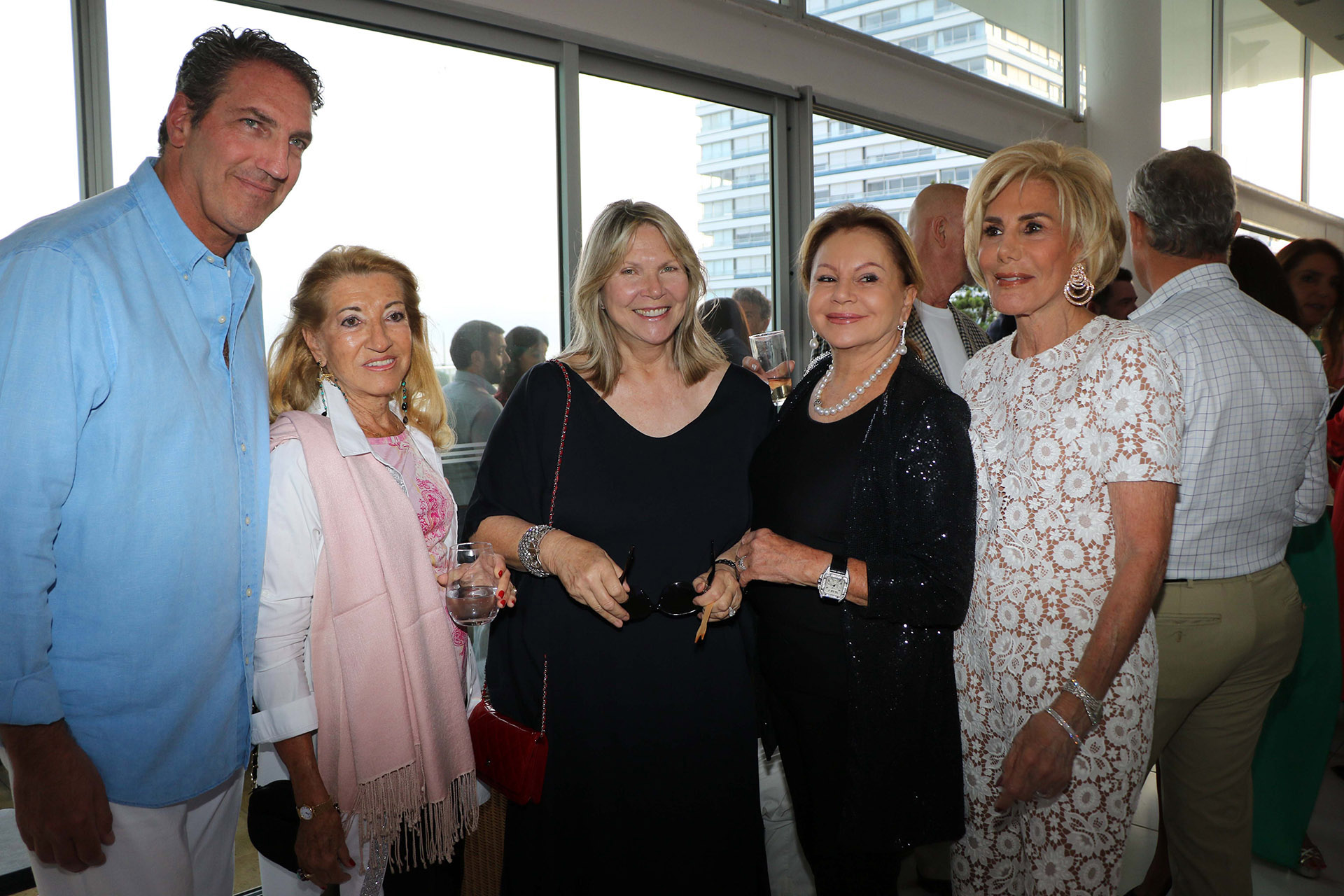 Andrés Szabo junto a Silvia Poorth Bronner, Jacqueline Vik y Ada de Maurier
