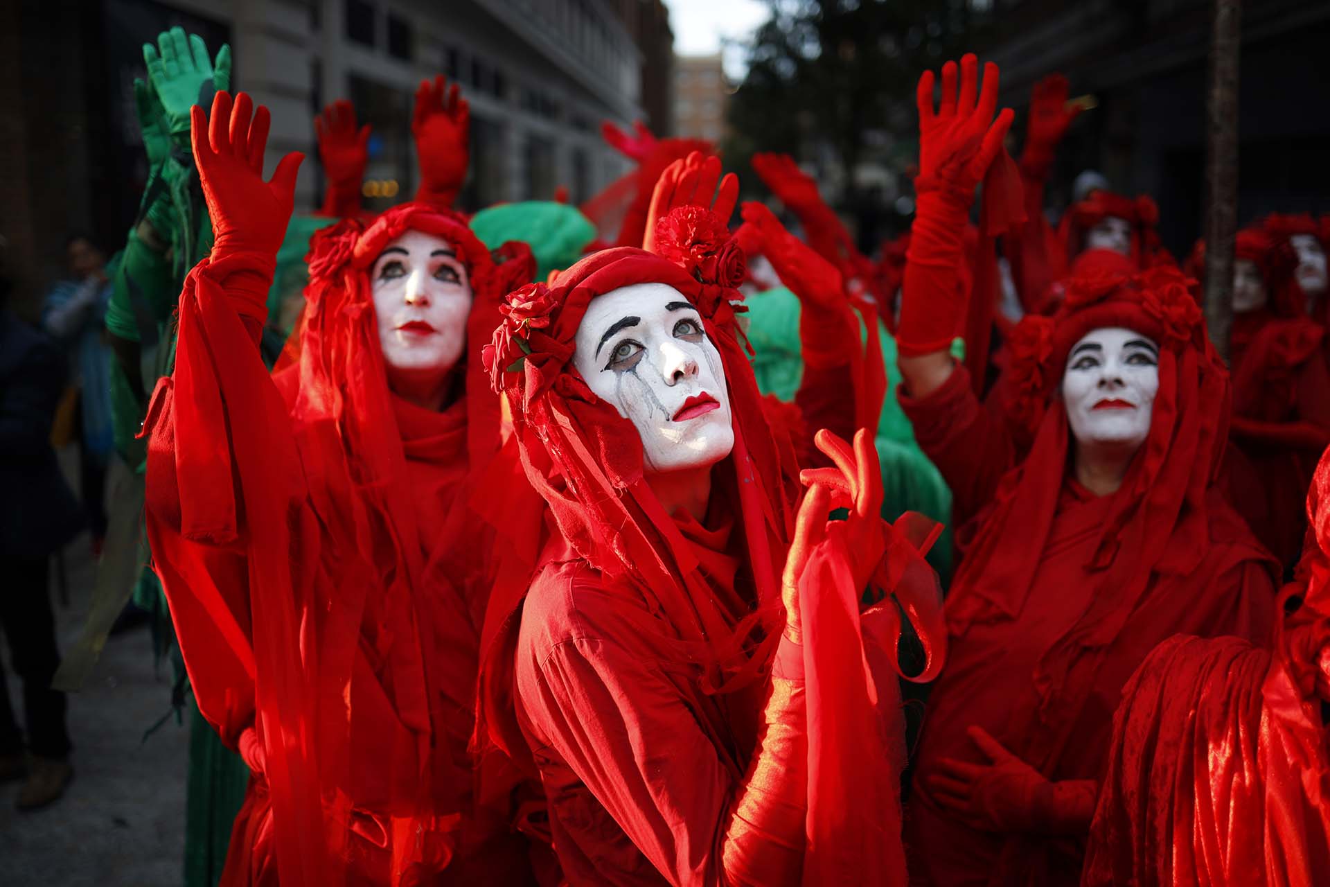 Los manifestantes disfrazados se reúnen en Marble Arch en Londres en una ceremonia de inauguración para conmemorar el comienzo de la Rebelión Internacional el 6 de octubre de 2019, un evento organizado por Extinction Rebellion. (Foto por Tolga Akmen / AFP)