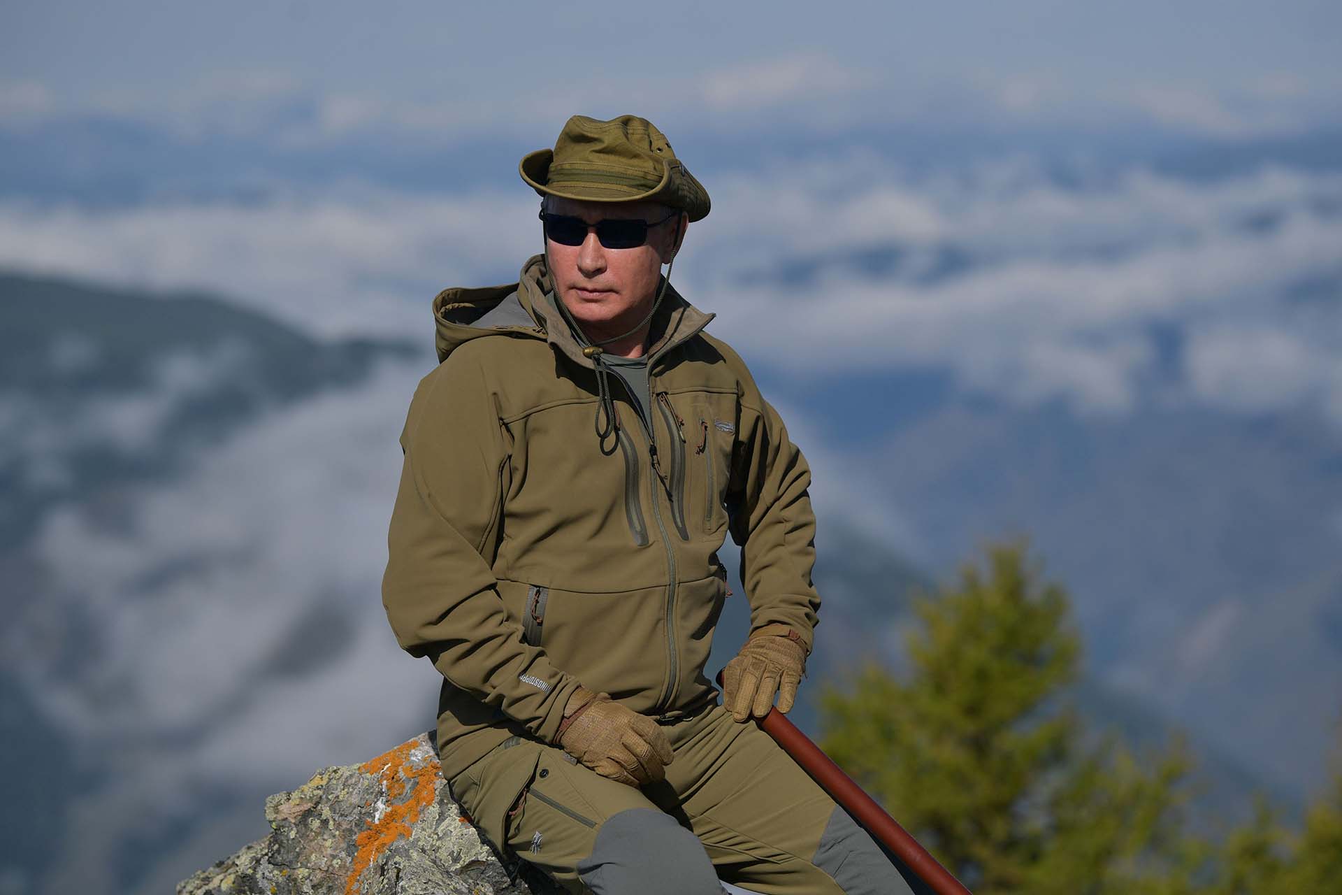 Para esta excursión, Putin tomó el volante de un vehículo todo terreno a través del bosque. Posteriormente, junto al ministro, volaron en helicóptero
