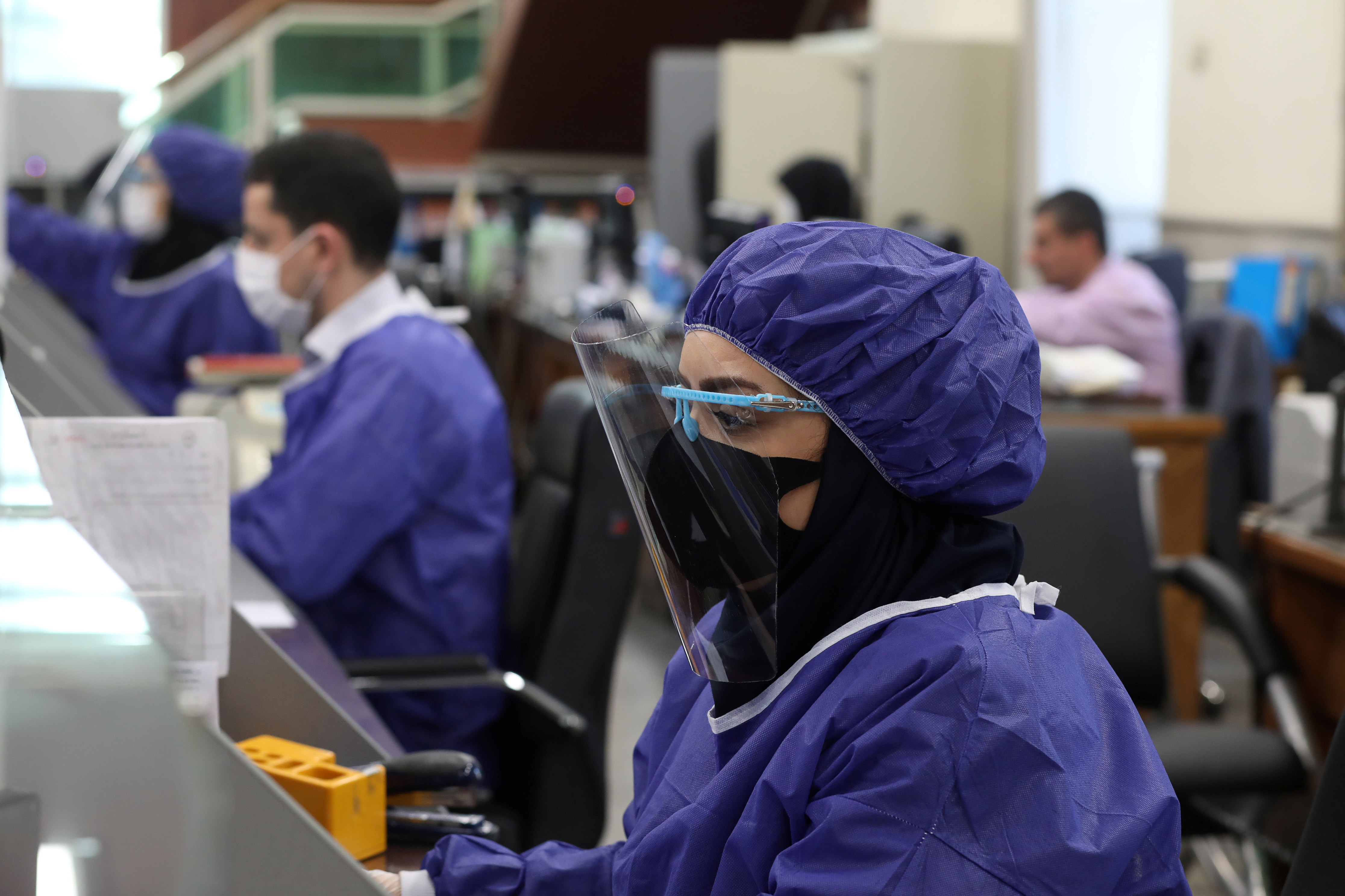 Empleados de un banco con barbijo en Tehran (WANA/Ali Khara via REUTERS)