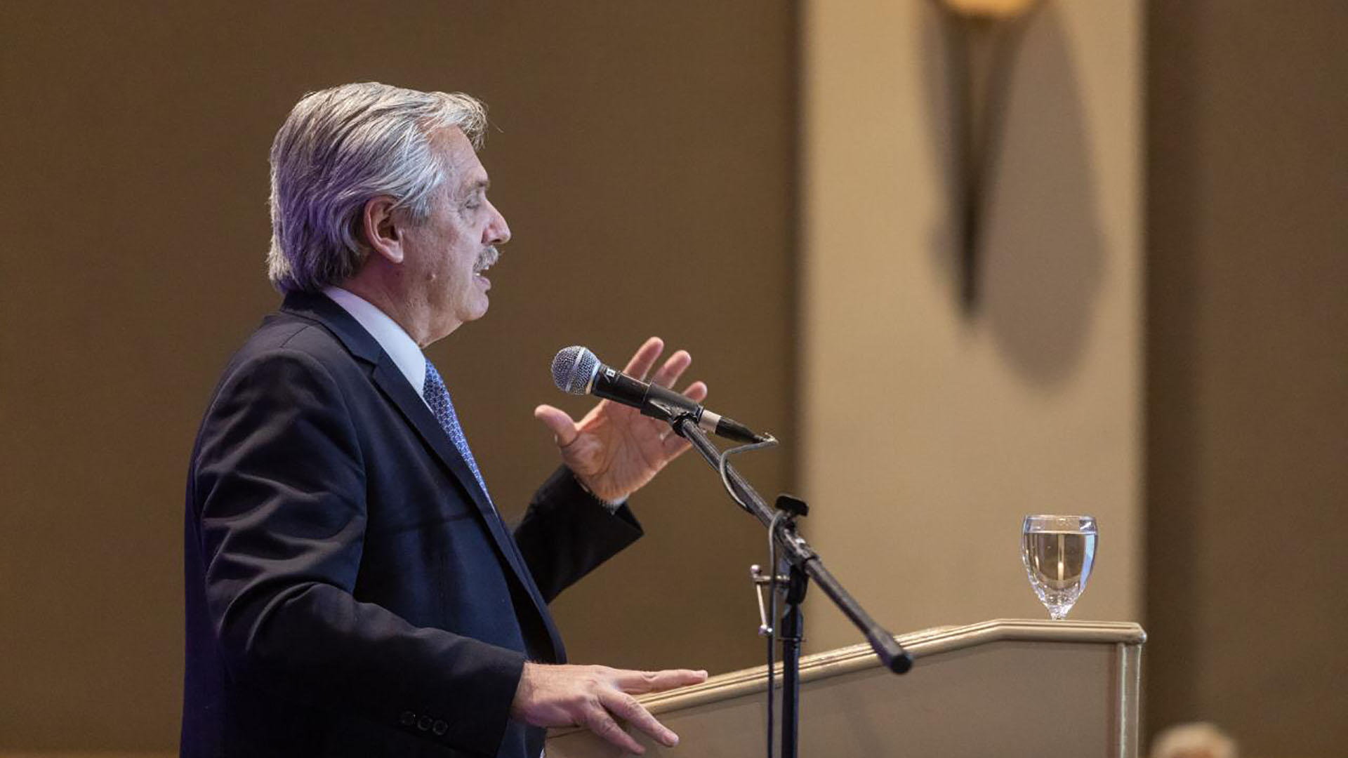 Ante la Fundación Mediterránea días atrás. Fernández nunca lleva apuntes ni lee sus discursos