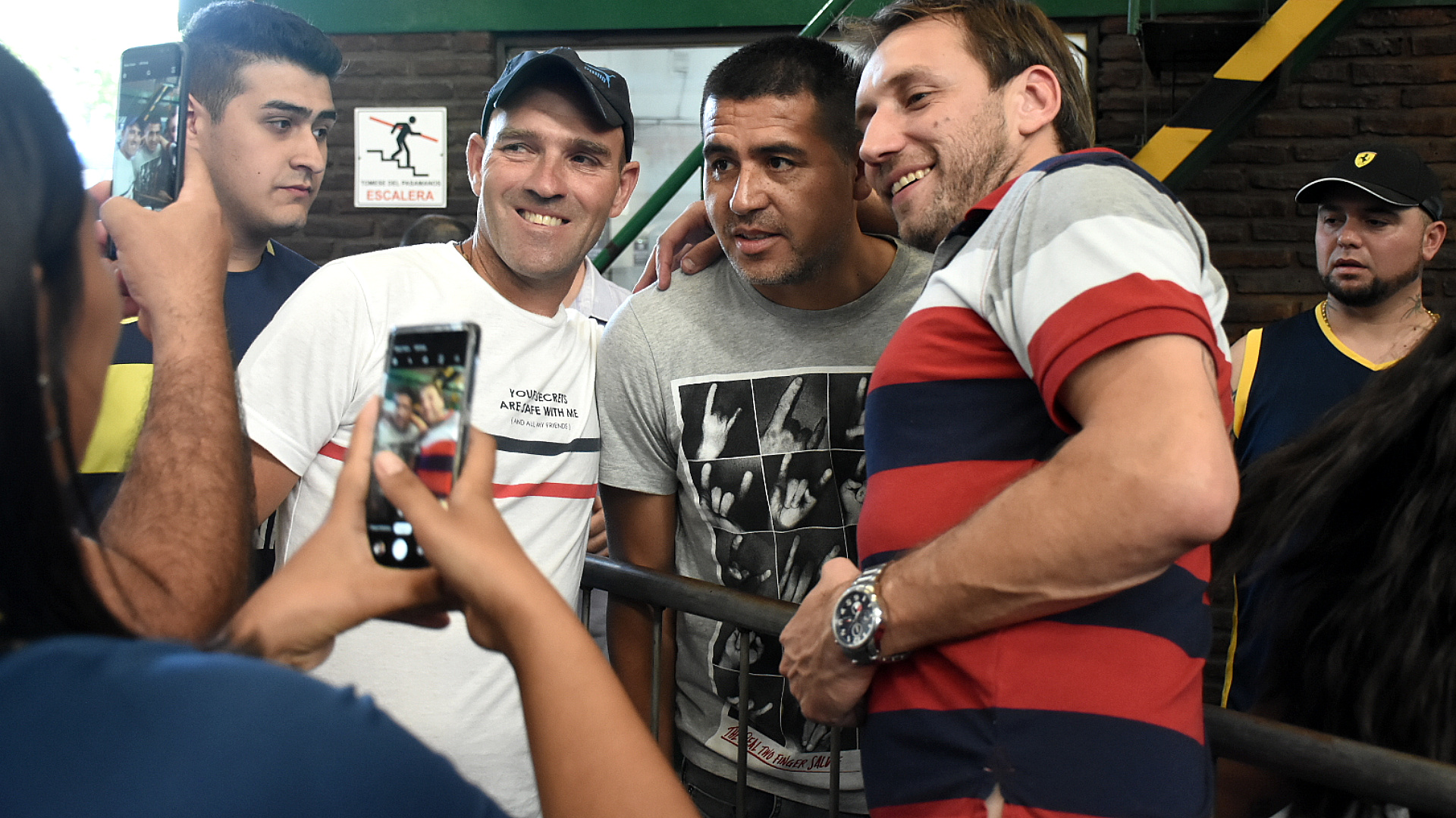 Román estuvo desde las 9 saludando a los hinchas y sacándose fotos