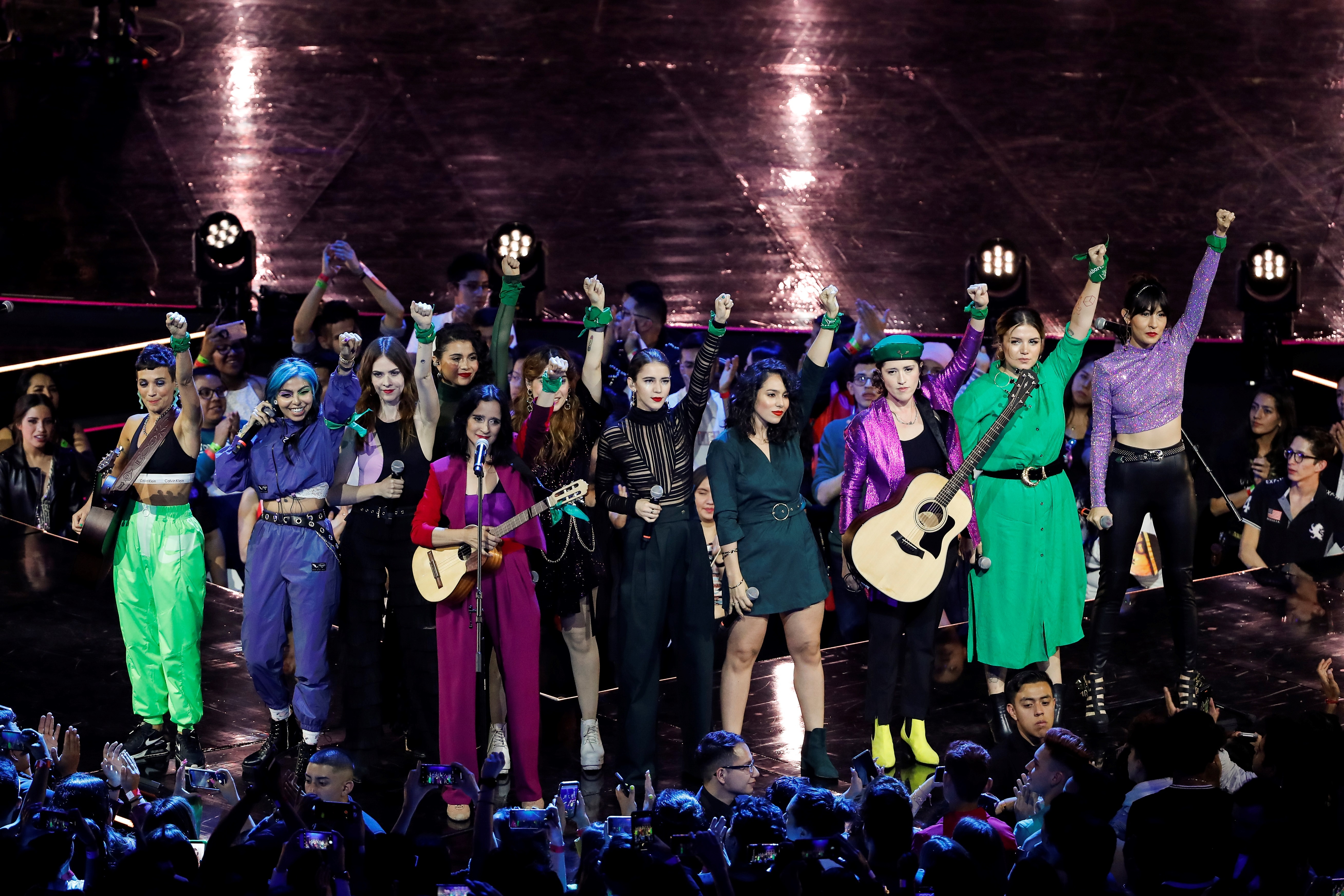 Un grupo de cantantes interpreta una canción en contra de la violencia contra las mujeres este jueves durante los Spotify Awards 2020 (Foto: EFE/José Méndez)