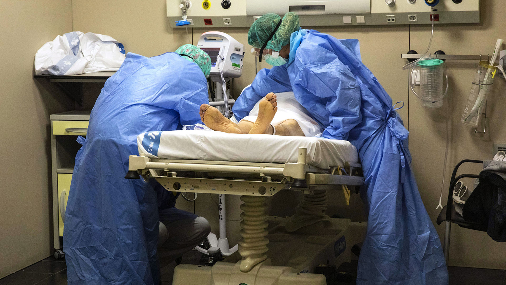 Médicos y enfermeros asisten a un paciente en la unidad de terapia intensiva del Hospital Trias i Pujol de Badalona.